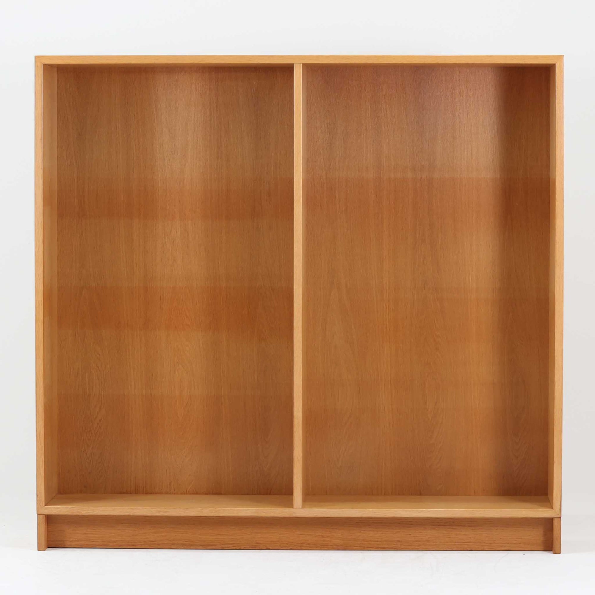 Borge Mogensenがデザインし、Karl Andersson &amp; Sonerが製作した幅135cmのブックシェルフです。上質なオーク材を用いた無駄のない直線的な構成が特徴で、中央の仕切りにより整然とした収納を実現しています。固定棚による堅牢な構造は、日常使いの書籍や資料をしっかりと支え、空間に落ち着いた存在感をもたらします。素材の質感を活かした端正な佇まいは、リビングや書斎、オフィスにも自然に馴染み、北欧ビンテージならではの実直な美しさと経年変化の魅力を感じられる一品です。