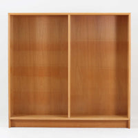 Borge Mogensenがデザインし、Karl Andersson & Sonerが製作した幅135cmのブックシェルフです。上質なオーク材を用いた無駄のない直線的な構成が特徴で、中央の仕切りにより整然とした収納を実現しています。固定棚による堅牢な構造は、日常使いの書籍や資料をしっかりと支え、空間に落ち着いた存在感をもたらします。素材の質感を活かした端正な佇まいは、リビングや書斎、オフィスにも自然に馴染み、北欧ビンテージならではの実直な美しさと経年変化の魅力を感じられる一品です。