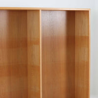 Borge Mogensenがデザインし、Karl Andersson & Sonerが製作した幅135cmのブックシェルフです。上質なオーク材を用いた無駄のない直線的な構成が特徴で、中央の仕切りにより整然とした収納を実現しています。固定棚による堅牢な構造は、日常使いの書籍や資料をしっかりと支え、空間に落ち着いた存在感をもたらします。素材の質感を活かした端正な佇まいは、リビングや書斎、オフィスにも自然に馴染み、北欧ビンテージならではの実直な美しさと経年変化の魅力を感じられる一品です。