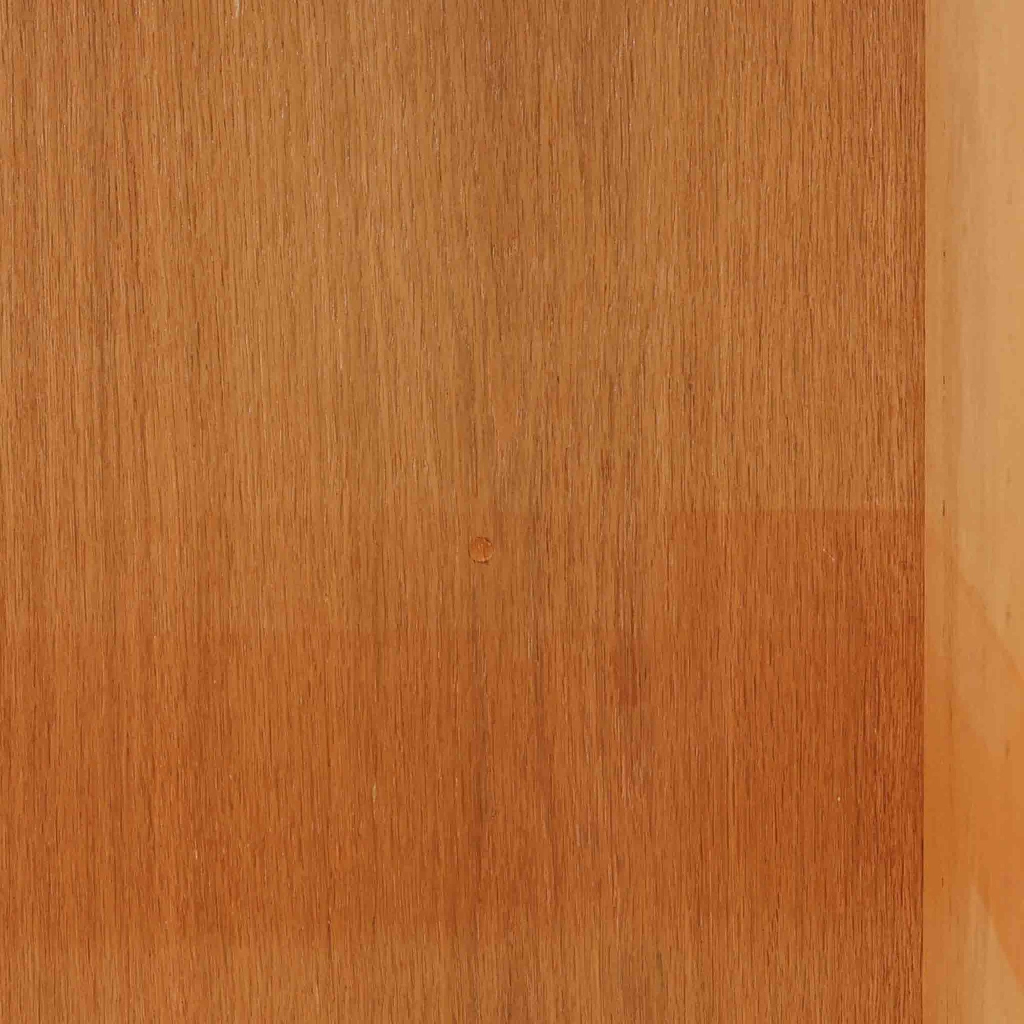 Borge Mogensenがデザインし、Karl Andersson &amp; Sonerが製作した幅135cmのブックシェルフです。上質なオーク材を用いた無駄のない直線的な構成が特徴で、中央の仕切りにより整然とした収納を実現しています。固定棚による堅牢な構造は、日常使いの書籍や資料をしっかりと支え、空間に落ち着いた存在感をもたらします。素材の質感を活かした端正な佇まいは、リビングや書斎、オフィスにも自然に馴染み、北欧ビンテージならではの実直な美しさと経年変化の魅力を感じられる一品です。