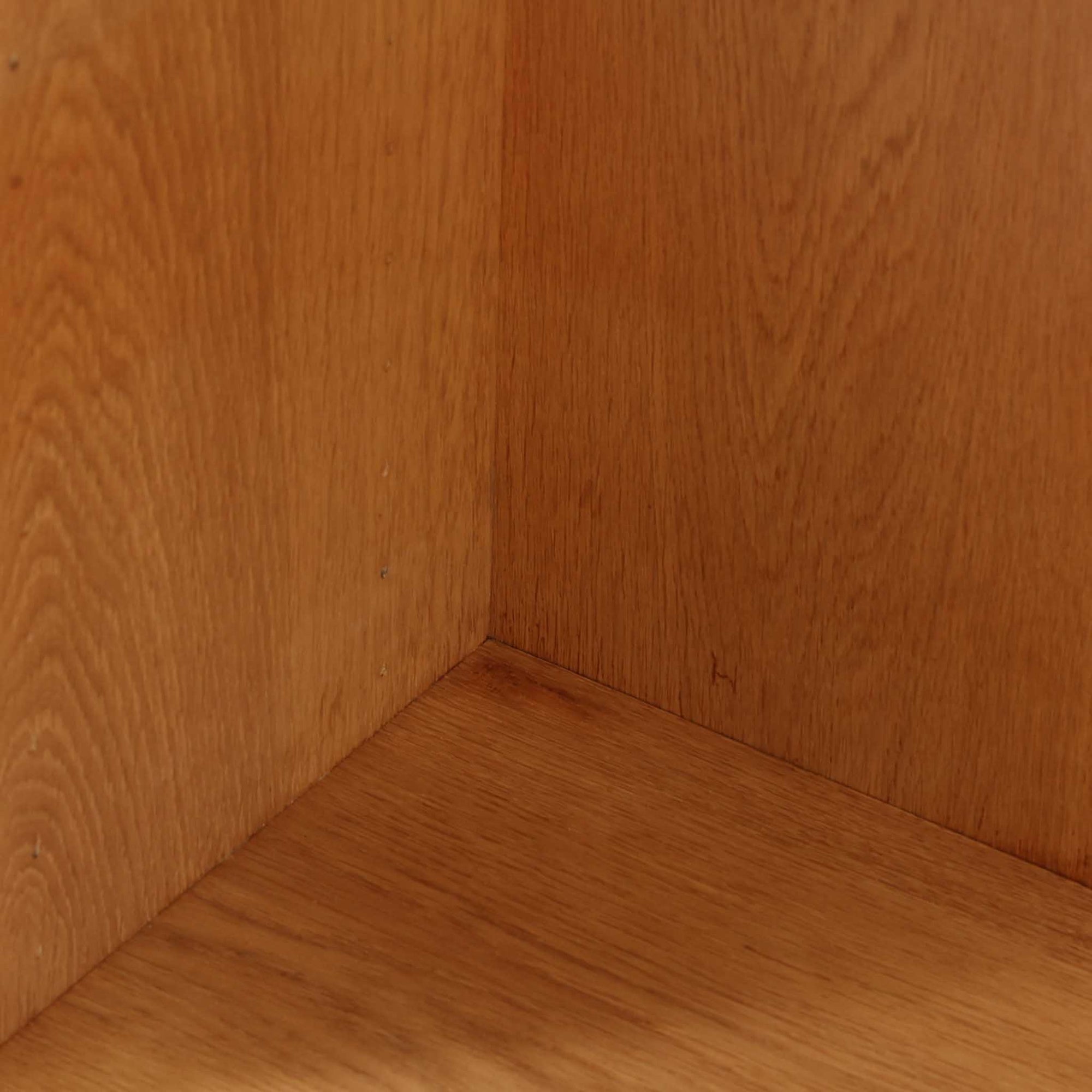 Borge Mogensenがデザインし、Karl Andersson &amp; Sonerが製作した幅135cmのブックシェルフです。上質なオーク材を用いた無駄のない直線的な構成が特徴で、中央の仕切りにより整然とした収納を実現しています。固定棚による堅牢な構造は、日常使いの書籍や資料をしっかりと支え、空間に落ち着いた存在感をもたらします。素材の質感を活かした端正な佇まいは、リビングや書斎、オフィスにも自然に馴染み、北欧ビンテージならではの実直な美しさと経年変化の魅力を感じられる一品です。