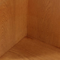 Borge Mogensenがデザインし、Karl Andersson & Sonerが製作した幅135cmのブックシェルフです。上質なオーク材を用いた無駄のない直線的な構成が特徴で、中央の仕切りにより整然とした収納を実現しています。固定棚による堅牢な構造は、日常使いの書籍や資料をしっかりと支え、空間に落ち着いた存在感をもたらします。素材の質感を活かした端正な佇まいは、リビングや書斎、オフィスにも自然に馴染み、北欧ビンテージならではの実直な美しさと経年変化の魅力を感じられる一品です。