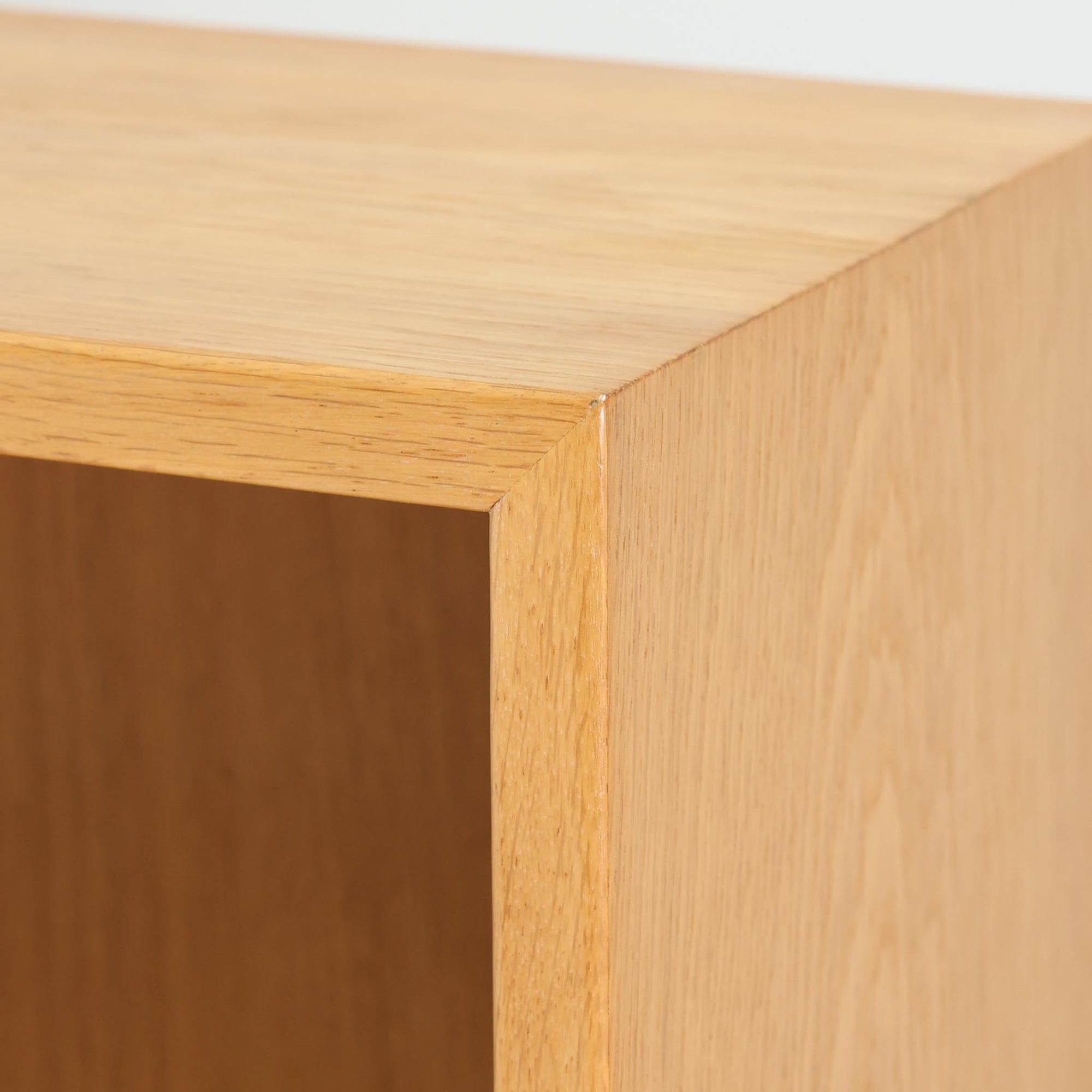 Borge Mogensenがデザインし、Karl Andersson &amp; Sonerが製作した幅135cmのブックシェルフです。上質なオーク材を用いた無駄のない直線的な構成が特徴で、中央の仕切りにより整然とした収納を実現しています。固定棚による堅牢な構造は、日常使いの書籍や資料をしっかりと支え、空間に落ち着いた存在感をもたらします。素材の質感を活かした端正な佇まいは、リビングや書斎、オフィスにも自然に馴染み、北欧ビンテージならではの実直な美しさと経年変化の魅力を感じられる一品です。