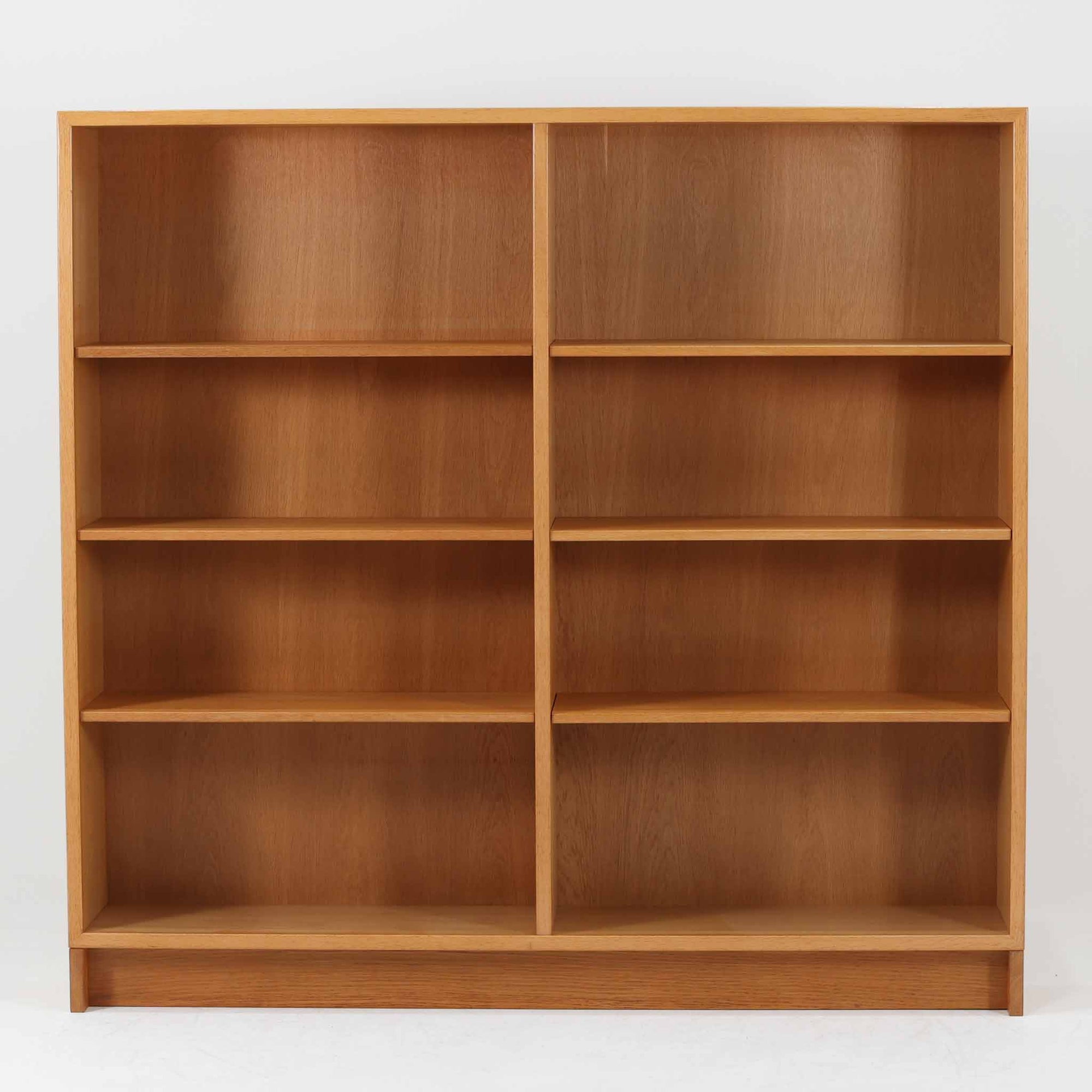 Borge Mogensenがデザインし、Karl Andersson & Sonerが製作した幅135cmのブックシェルフです。上質なオーク材を用いた無駄のない直線的な構成が特徴で、中央の仕切りにより整然とした収納を実現しています。固定棚による堅牢な構造は、日常使いの書籍や資料をしっかりと支え、空間に落ち着いた存在感をもたらします。素材の質感を活かした端正な佇まいは、リビングや書斎、オフィスにも自然に馴染み、北欧ビンテージならではの実直な美しさと経年変化の魅力を感じられる一品です。