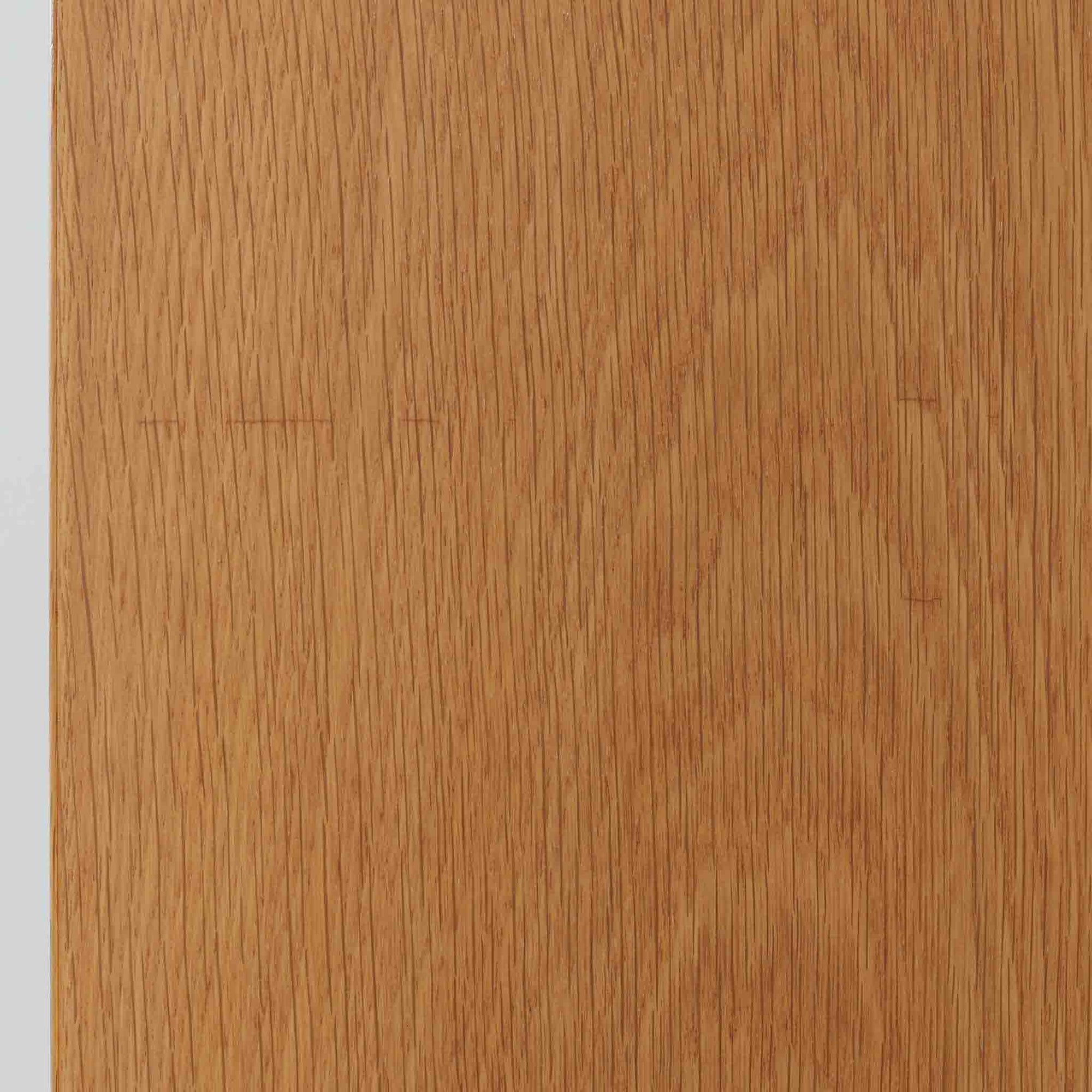 Borge Mogensenがデザインし、Karl Andersson &amp; Sonerが製作した幅135cmのブックシェルフです。上質なオーク材を用いた無駄のない直線的な構成が特徴で、中央の仕切りにより整然とした収納を実現しています。固定棚による堅牢な構造は、日常使いの書籍や資料をしっかりと支え、空間に落ち着いた存在感をもたらします。素材の質感を活かした端正な佇まいは、リビングや書斎、オフィスにも自然に馴染み、北欧ビンテージならではの実直な美しさと経年変化の魅力を感じられる一品です。