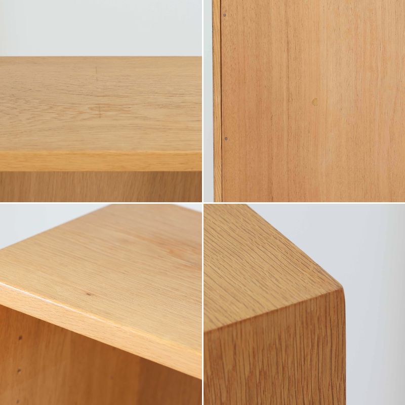 Borge Mogensenがデザインし、Karl Andersson &amp; Sonerが製作した幅135cmのブックシェルフです。上質なオーク材を用いた無駄のない直線的な構成が特徴で、中央の仕切りにより整然とした収納を実現しています。固定棚による堅牢な構造は、日常使いの書籍や資料をしっかりと支え、空間に落ち着いた存在感をもたらします。素材の質感を活かした端正な佇まいは、リビングや書斎、オフィスにも自然に馴染み、北欧ビンテージならではの実直な美しさと経年変化の魅力を感じられる一品です。