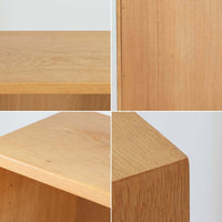 Borge Mogensenがデザインし、Karl Andersson & Sonerが製作した幅135cmのブックシェルフです。上質なオーク材を用いた無駄のない直線的な構成が特徴で、中央の仕切りにより整然とした収納を実現しています。固定棚による堅牢な構造は、日常使いの書籍や資料をしっかりと支え、空間に落ち着いた存在感をもたらします。素材の質感を活かした端正な佇まいは、リビングや書斎、オフィスにも自然に馴染み、北欧ビンテージならではの実直な美しさと経年変化の魅力を感じられる一品です。