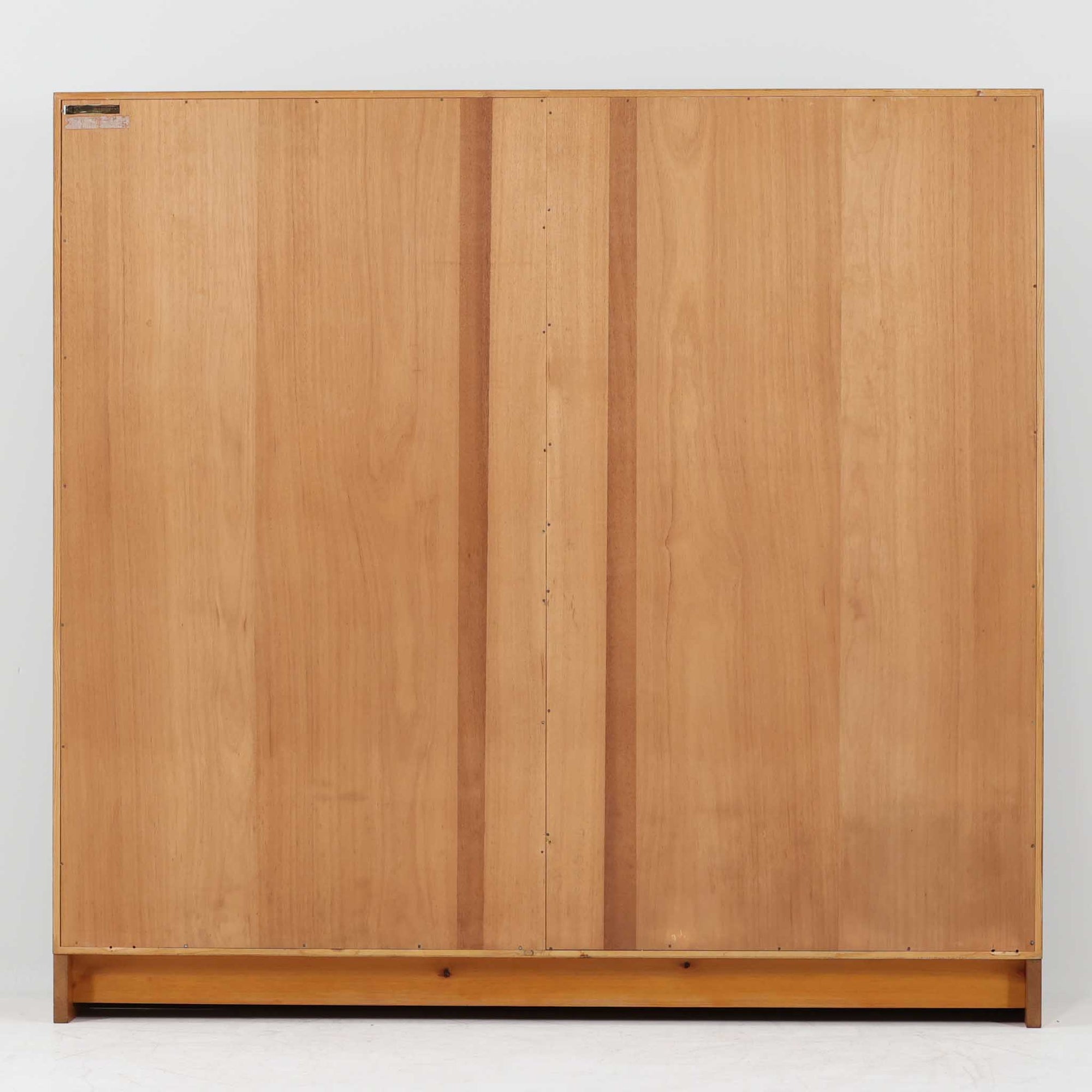 Borge Mogensenがデザインし、Karl Andersson &amp; Sonerが製作した幅135cmのブックシェルフです。上質なオーク材を用いた無駄のない直線的な構成が特徴で、中央の仕切りにより整然とした収納を実現しています。固定棚による堅牢な構造は、日常使いの書籍や資料をしっかりと支え、空間に落ち着いた存在感をもたらします。素材の質感を活かした端正な佇まいは、リビングや書斎、オフィスにも自然に馴染み、北欧ビンテージならではの実直な美しさと経年変化の魅力を感じられる一品です。