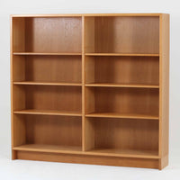 Borge Mogensenがデザインし、Karl Andersson & Sonerが製作した幅135cmのブックシェルフです。上質なオーク材を用いた無駄のない直線的な構成が特徴で、中央の仕切りにより整然とした収納を実現しています。固定棚による堅牢な構造は、日常使いの書籍や資料をしっかりと支え、空間に落ち着いた存在感をもたらします。素材の質感を活かした端正な佇まいは、リビングや書斎、オフィスにも自然に馴染み、北欧ビンテージならではの実直な美しさと経年変化の魅力を感じられる一品です。