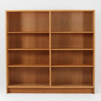 Borge Mogensenがデザインし、Karl Andersson & Sonerが製作した幅135cmのブックシェルフです。上質なオーク材を用いた無駄のない直線的な構成が特徴で、中央の仕切りにより整然とした収納を実現しています。固定棚による堅牢な構造は、日常使いの書籍や資料をしっかりと支え、空間に落ち着いた存在感をもたらします。素材の質感を活かした端正な佇まいは、リビングや書斎、オフィスにも自然に馴染み、北欧ビンテージならではの実直な美しさと経年変化の魅力を感じられる一品です。