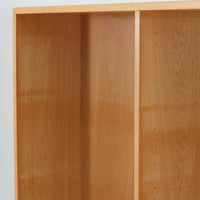 Borge Mogensenがデザインし、Karl Andersson & Sonerが製作した幅135cmのブックシェルフです。上質なオーク材を用いた無駄のない直線的な構成が特徴で、中央の仕切りにより整然とした収納を実現しています。固定棚による堅牢な構造は、日常使いの書籍や資料をしっかりと支え、空間に落ち着いた存在感をもたらします。素材の質感を活かした端正な佇まいは、リビングや書斎、オフィスにも自然に馴染み、北欧ビンテージならではの実直な美しさと経年変化の魅力を感じられる一品です。