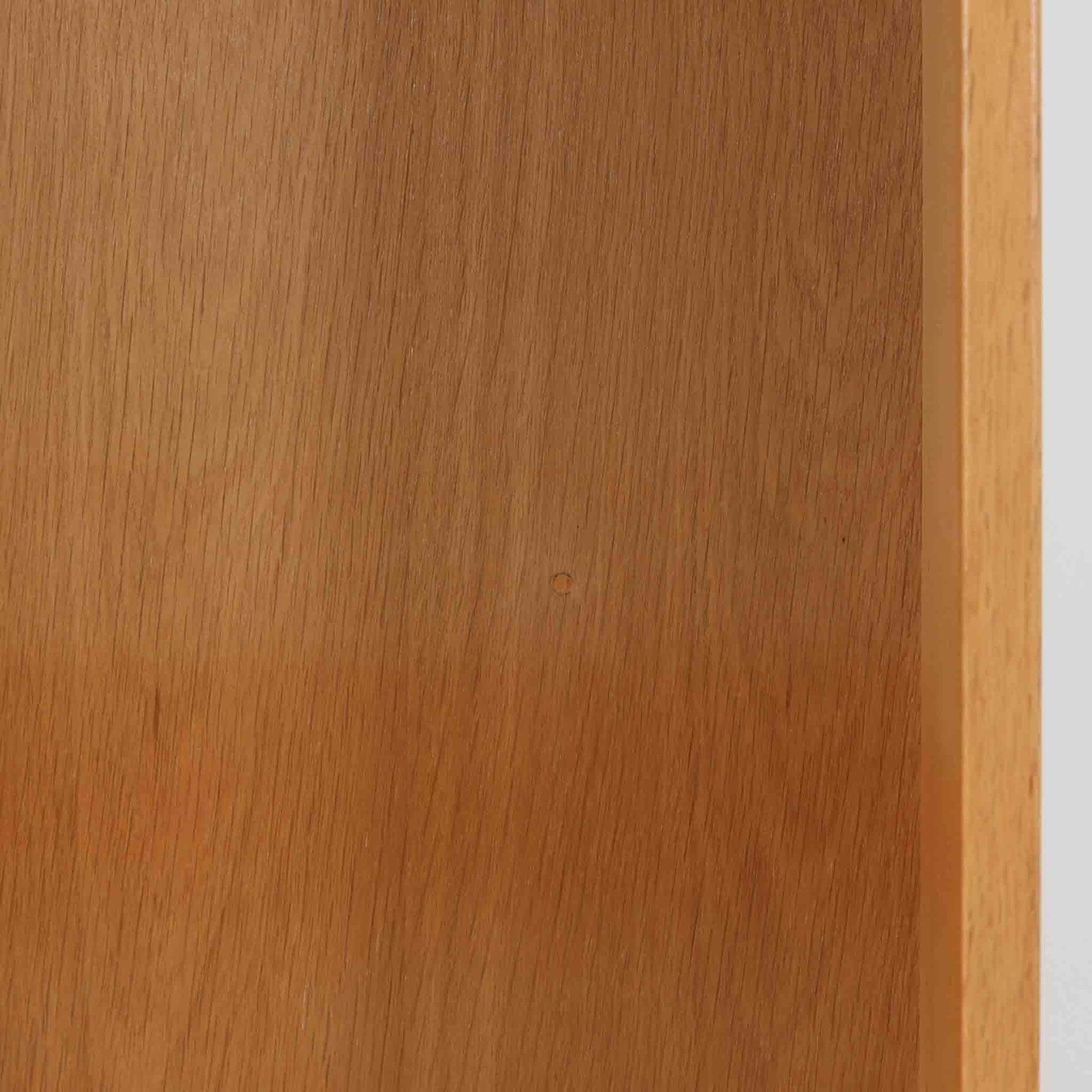 Borge Mogensenがデザインし、Karl Andersson &amp; Sonerが製作した幅135cmのブックシェルフです。上質なオーク材を用いた無駄のない直線的な構成が特徴で、中央の仕切りにより整然とした収納を実現しています。固定棚による堅牢な構造は、日常使いの書籍や資料をしっかりと支え、空間に落ち着いた存在感をもたらします。素材の質感を活かした端正な佇まいは、リビングや書斎、オフィスにも自然に馴染み、北欧ビンテージならではの実直な美しさと経年変化の魅力を感じられる一品です。