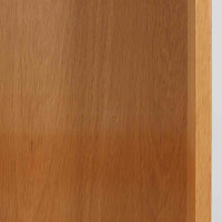 Borge Mogensenがデザインし、Karl Andersson & Sonerが製作した幅135cmのブックシェルフです。上質なオーク材を用いた無駄のない直線的な構成が特徴で、中央の仕切りにより整然とした収納を実現しています。固定棚による堅牢な構造は、日常使いの書籍や資料をしっかりと支え、空間に落ち着いた存在感をもたらします。素材の質感を活かした端正な佇まいは、リビングや書斎、オフィスにも自然に馴染み、北欧ビンテージならではの実直な美しさと経年変化の魅力を感じられる一品です。