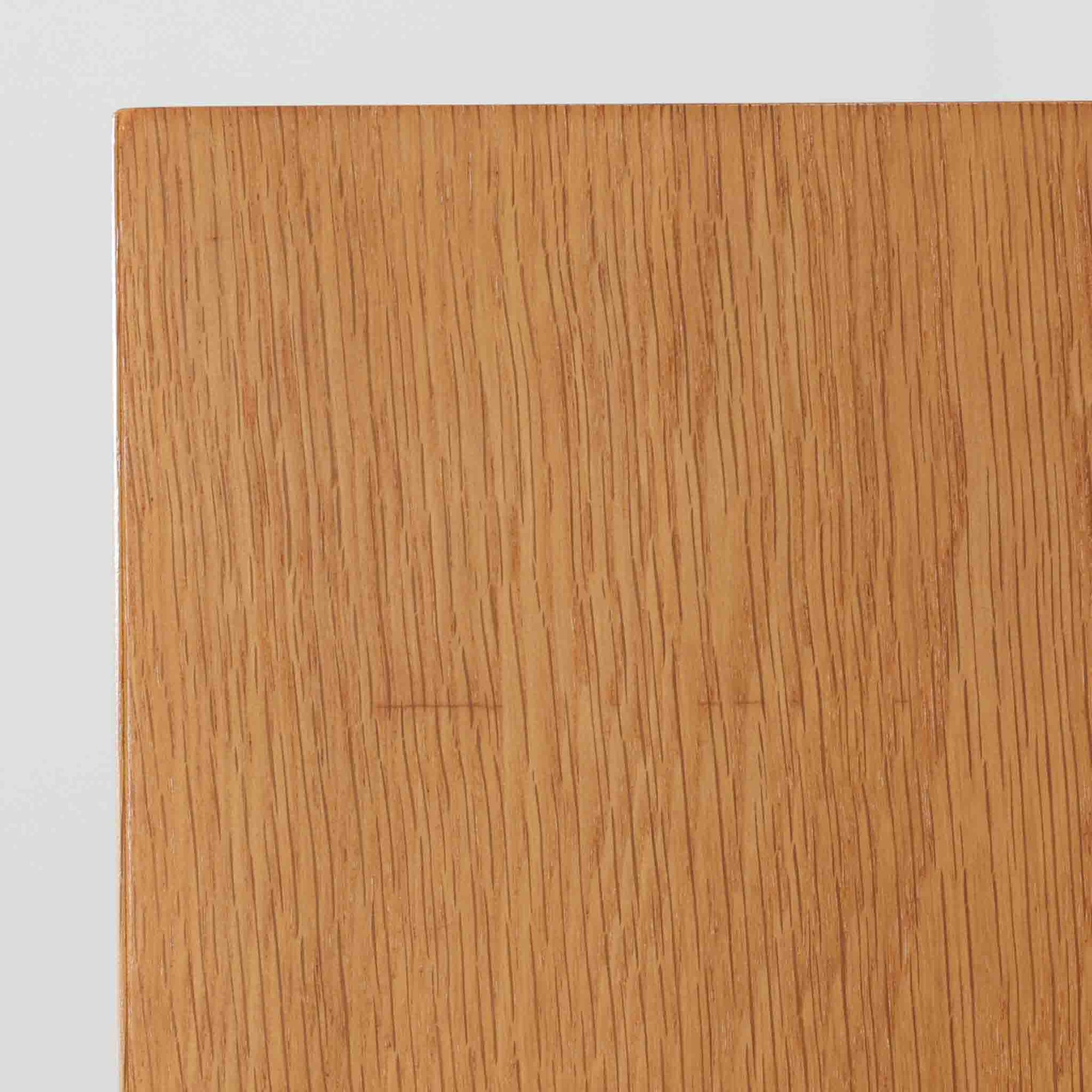 Borge Mogensenがデザインし、Karl Andersson &amp; Sonerが製作した幅135cmのブックシェルフです。上質なオーク材を用いた無駄のない直線的な構成が特徴で、中央の仕切りにより整然とした収納を実現しています。固定棚による堅牢な構造は、日常使いの書籍や資料をしっかりと支え、空間に落ち着いた存在感をもたらします。素材の質感を活かした端正な佇まいは、リビングや書斎、オフィスにも自然に馴染み、北欧ビンテージならではの実直な美しさと経年変化の魅力を感じられる一品です。