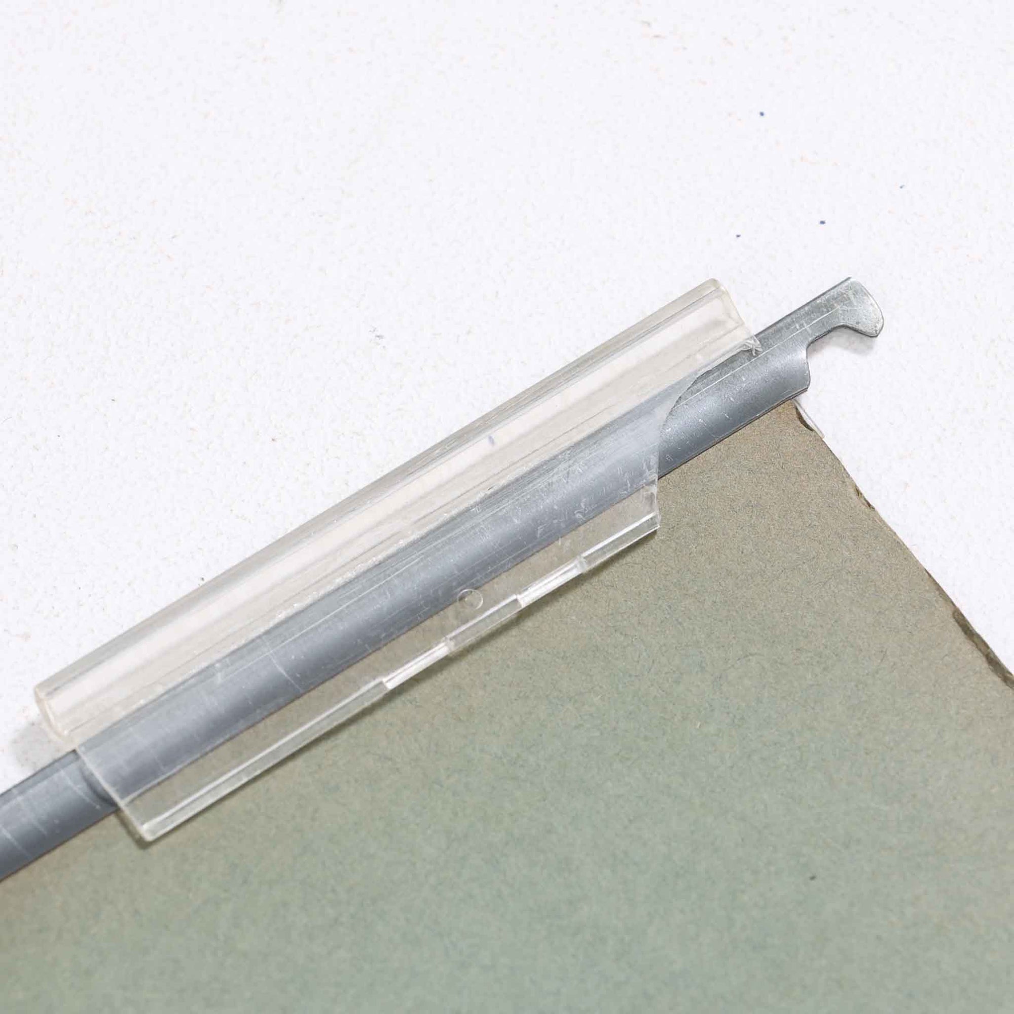 Borge MogensenがSoborg Mobler社のためにデザインしたModel 130の両袖デスクです。良質なチーク材を全面に使用した仕様は珍しく、温かみと重厚感を兼ね備えています。右側には3杯の引き出し、左側には1杯の深型引き出しを備えた構成もスタンダードな3段＋2段タイプとは異なる希少なディテールです。幅146cmと程よいサイズ感で、書斎やオフィスに取り入れやすく、実用性と存在感を兼ね備えています。直線的で力強いフォルムはモーエンセンらしい機能美を体現し、経年により深みを増したチーク材の風合いが空間に格調を添えるビンテージデスクです。