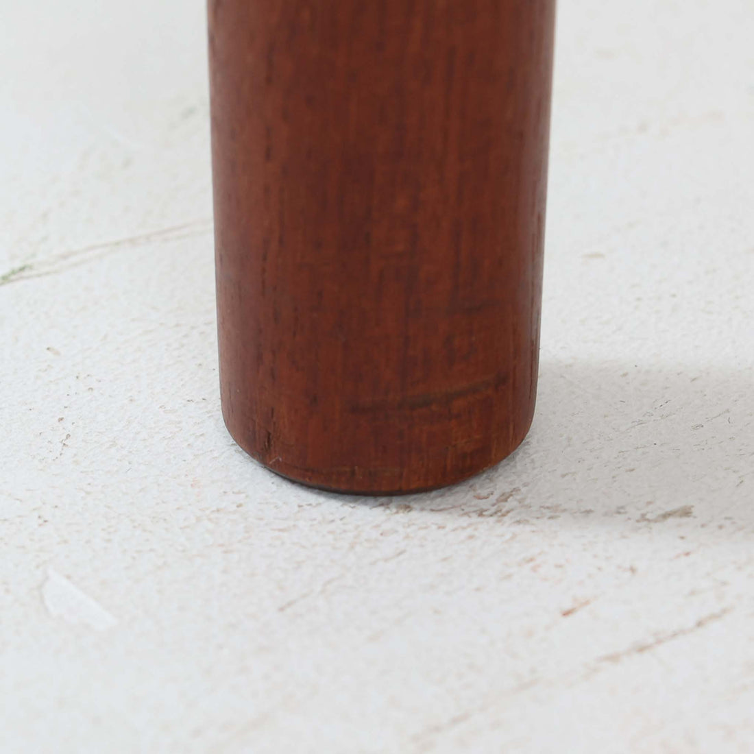 Borge MogensenがSoborg Mobler社のためにデザインしたModel 130の両袖デスクです。良質なチーク材を全面に使用した仕様は珍しく、温かみと重厚感を兼ね備えています。右側には3杯の引き出し、左側には1杯の深型引き出しを備えた構成もスタンダードな3段＋2段タイプとは異なる希少なディテールです。幅146cmと程よいサイズ感で、書斎やオフィスに取り入れやすく、実用性と存在感を兼ね備えています。直線的で力強いフォルムはモーエンセンらしい機能美を体現し、経年により深みを増したチーク材の風合いが空間に格調を添えるビンテージデスクです。