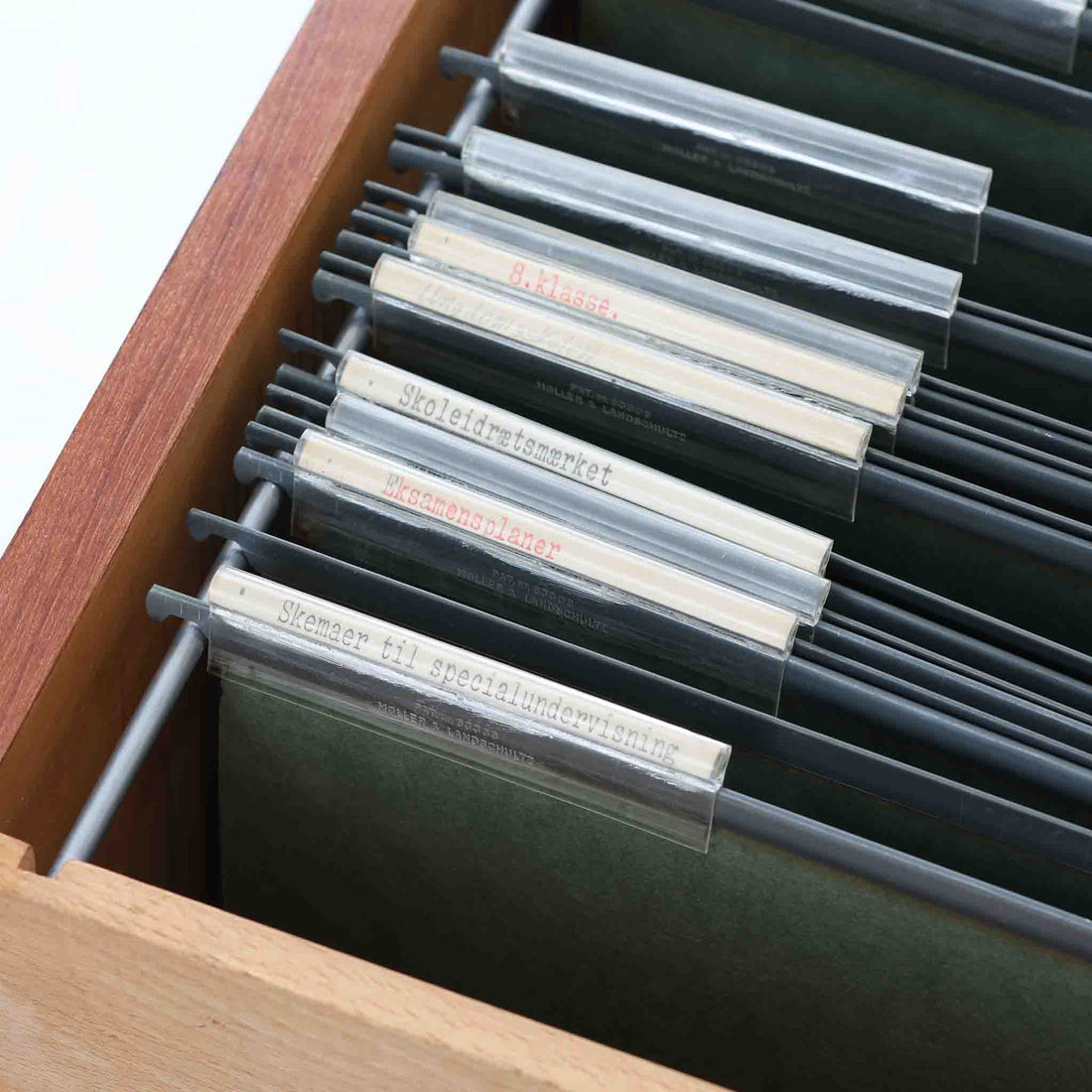 Borge MogensenがSoborg Mobler社のためにデザインしたModel 130の両袖デスクです。良質なチーク材を全面に使用した仕様は珍しく、温かみと重厚感を兼ね備えています。右側には3杯の引き出し、左側には1杯の深型引き出しを備えた構成もスタンダードな3段＋2段タイプとは異なる希少なディテールです。幅146cmと程よいサイズ感で、書斎やオフィスに取り入れやすく、実用性と存在感を兼ね備えています。直線的で力強いフォルムはモーエンセンらしい機能美を体現し、経年により深みを増したチーク材の風合いが空間に格調を添えるビンテージデスクです。