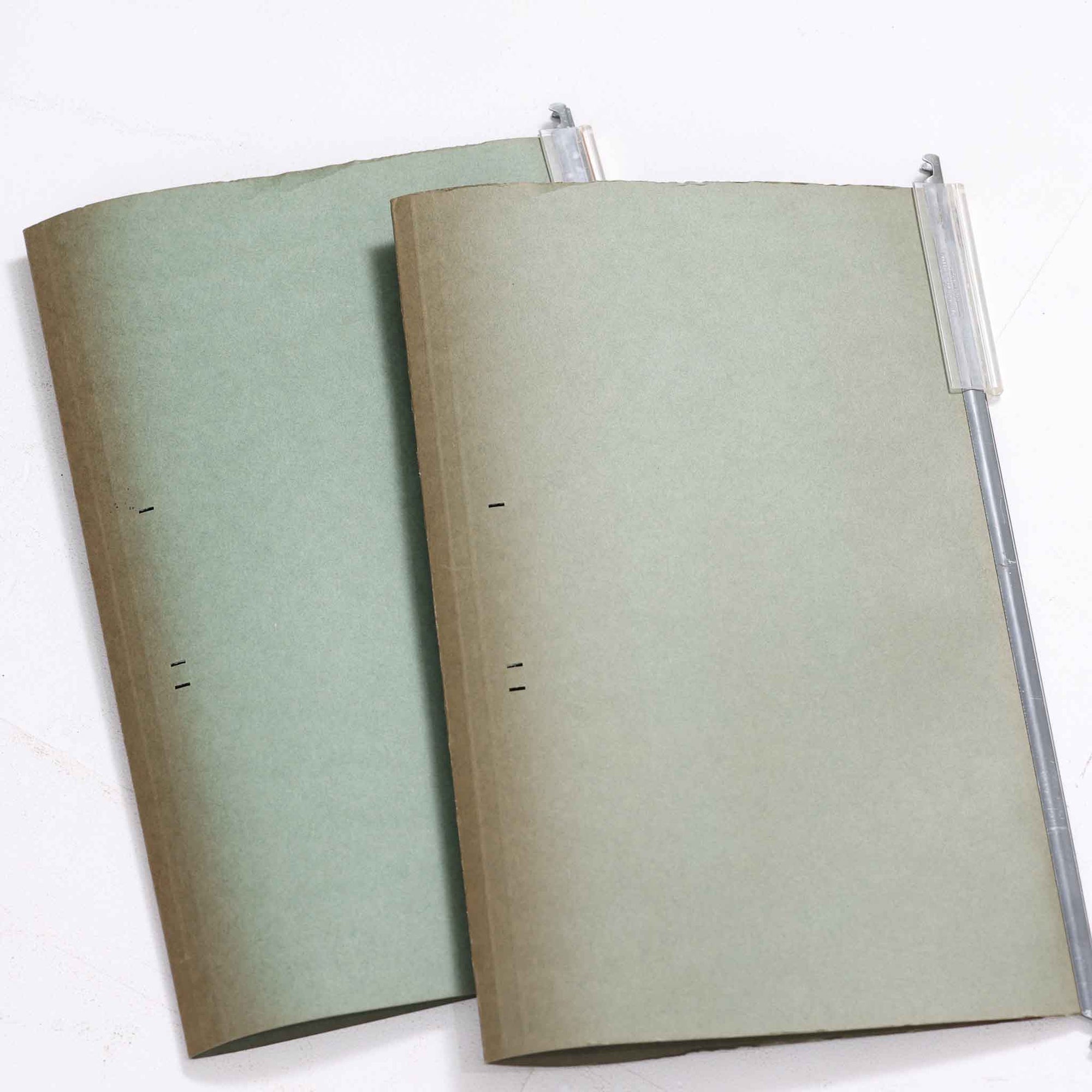 Borge MogensenがSoborg Mobler社のためにデザインしたModel 130の両袖デスクです。良質なチーク材を全面に使用した仕様は珍しく、温かみと重厚感を兼ね備えています。右側には3杯の引き出し、左側には1杯の深型引き出しを備えた構成もスタンダードな3段＋2段タイプとは異なる希少なディテールです。幅146cmと程よいサイズ感で、書斎やオフィスに取り入れやすく、実用性と存在感を兼ね備えています。直線的で力強いフォルムはモーエンセンらしい機能美を体現し、経年により深みを増したチーク材の風合いが空間に格調を添えるビンテージデスクです。