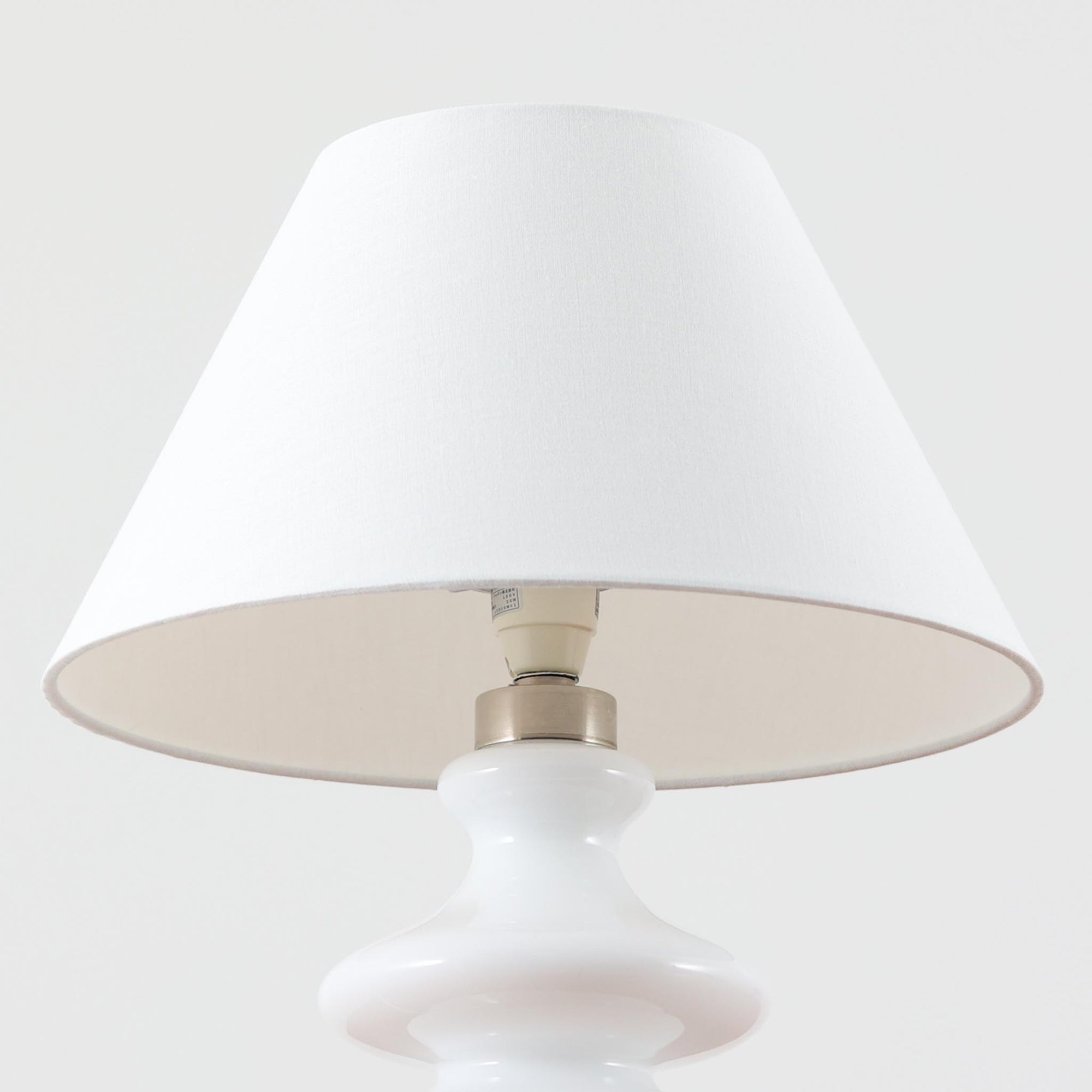 Per Lutken（ペア・ルッケン）によるデザイン、Holmegaard（ホルムガード）製のテーブルランプ「Mary」です。高さ44cmの存在感あるサイズで、滑らかな曲線を描くホワイトガラスのベースは柔らかい光沢を放ち、北欧らしい洗練された印象を与えます。シンプルなリネンシェードを通した光は温かみのある雰囲気を演出し、リビングやベッドサイドに心地よい灯りを添えます。北欧モダンデザインの魅力と職人技が息づくビンテージ照明です。