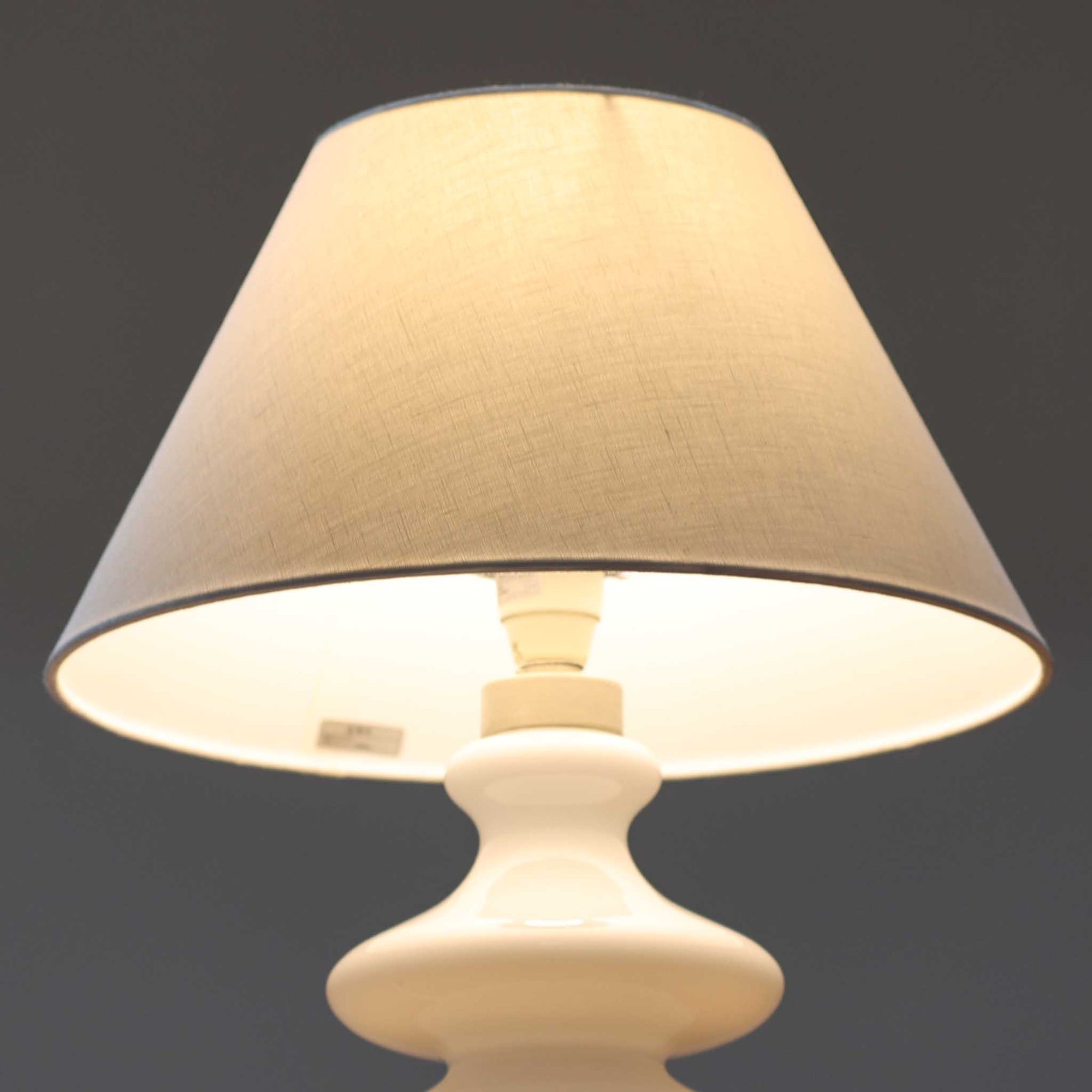 Per Lutken（ペア・ルッケン）によるデザイン、Holmegaard（ホルムガード）製のテーブルランプ「Mary」です。高さ44cmの存在感あるサイズで、滑らかな曲線を描くホワイトガラスのベースは柔らかい光沢を放ち、北欧らしい洗練された印象を与えます。シンプルなリネンシェードを通した光は温かみのある雰囲気を演出し、リビングやベッドサイドに心地よい灯りを添えます。北欧モダンデザインの魅力と職人技が息づくビンテージ照明です。