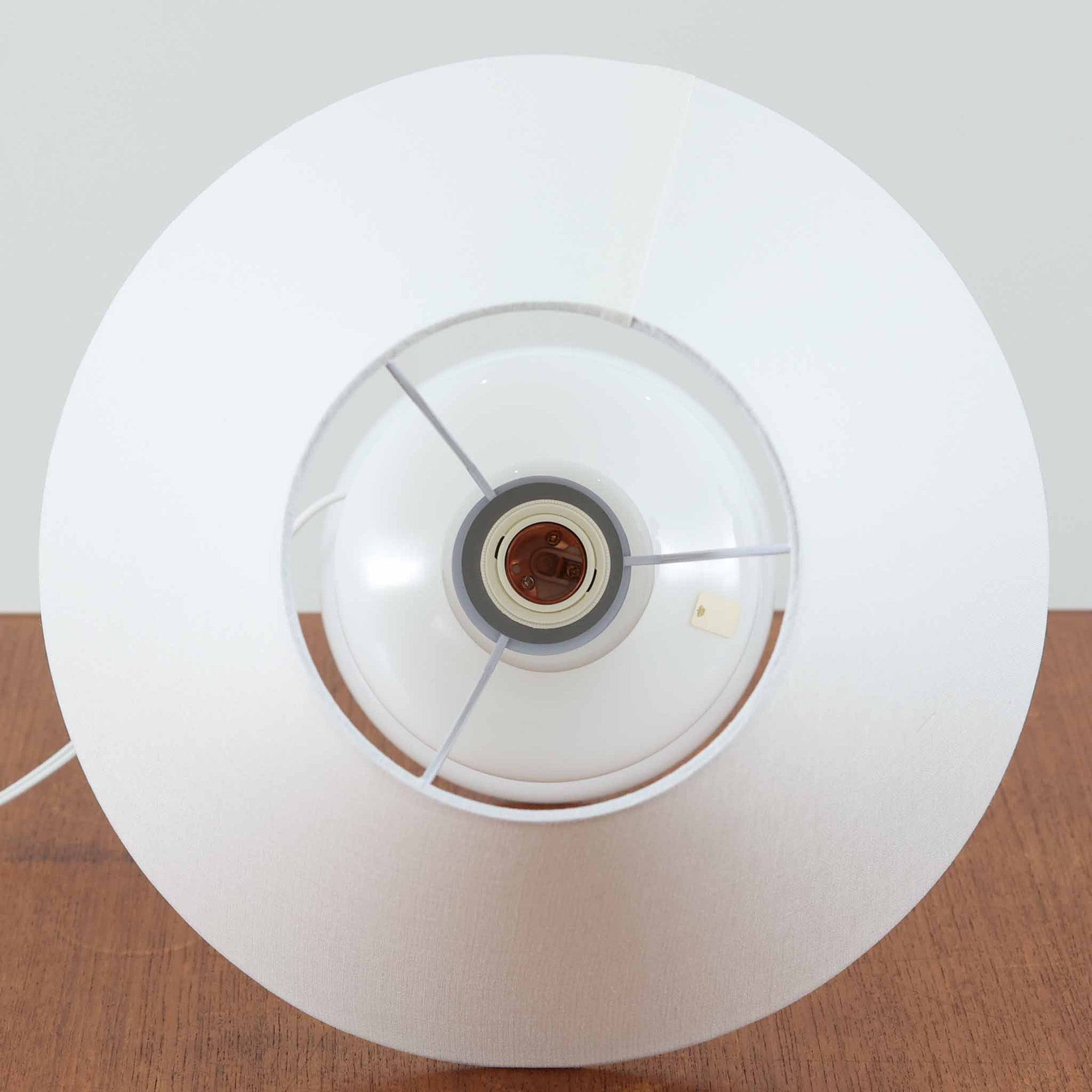 Per Lutken（ペア・ルッケン）によるデザイン、Holmegaard（ホルムガード）製のテーブルランプ「Mary」です。高さ44cmの存在感あるサイズで、滑らかな曲線を描くホワイトガラスのベースは柔らかい光沢を放ち、北欧らしい洗練された印象を与えます。シンプルなリネンシェードを通した光は温かみのある雰囲気を演出し、リビングやベッドサイドに心地よい灯りを添えます。北欧モダンデザインの魅力と職人技が息づくビンテージ照明です。