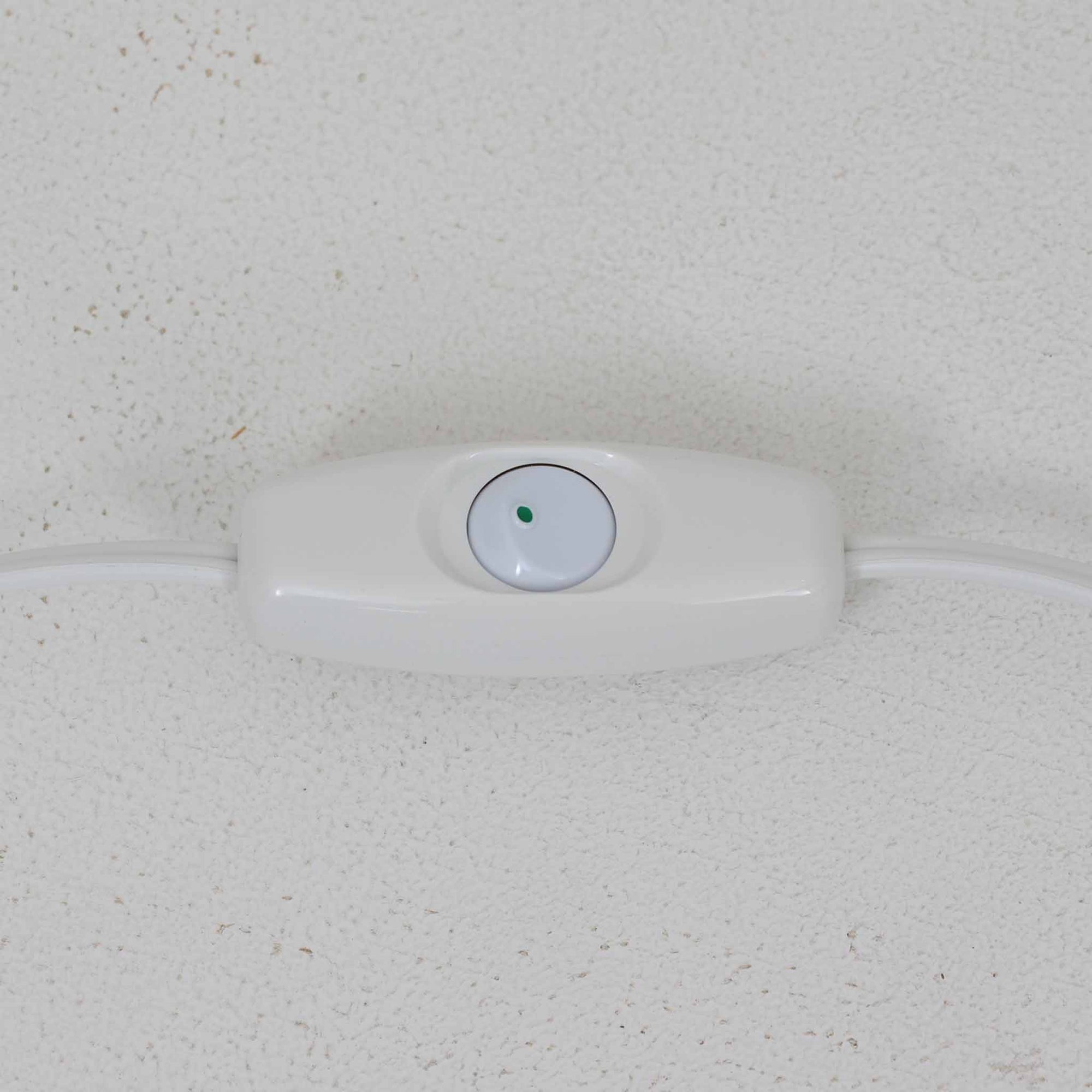 デンマークの陶芸家 Jette Helleroe（イェッテ・ヘレロー）によるテーブルランプです。素朴な質感と温かみのある釉薬のグラデーションが魅力で、ベースには深みのあるブラウンとオレンジを基調とした幾何学的な模様が施されています。手仕事ならではの味わいが感じられ、点灯時にはやわらかな灯りが陶器の表情をより一層引き立てます。ナチュラルなリネンシェードとの組み合わせが優しく、北欧らしい落ち着いた雰囲気を空間にもたらします。