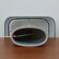 こちらのテーブルランプは、陶磁器ベースに淡いパープルやブルーを溶け合わせたような独特の釉薬表情が魅力で、ビンテージならではの柔らかなグラデーションが優しい存在感を放つ一品です。細く立ち上がる支柱にリネンシェードを組み合わせたシンプルな構造は安定感があり、点灯時にはシェード越しに温かく穏やかな光が広がります。高さ46cmと扱いやすいサイズで、ベッドサイドやリビングのサイドテーブルにも取り入れやすく、北欧らしい静かな色彩と経年の味わいを楽しめるビンテージ照明です。