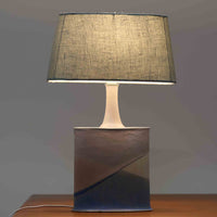 こちらのテーブルランプは、陶磁器ベースに淡いパープルやブルーを溶け合わせたような独特の釉薬表情が魅力で、ビンテージならではの柔らかなグラデーションが優しい存在感を放つ一品です。細く立ち上がる支柱にリネンシェードを組み合わせたシンプルな構造は安定感があり、点灯時にはシェード越しに温かく穏やかな光が広がります。高さ46cmと扱いやすいサイズで、ベッドサイドやリビングのサイドテーブルにも取り入れやすく、北欧らしい静かな色彩と経年の味わいを楽しめるビンテージ照明です。