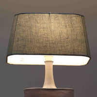 こちらのテーブルランプは、陶磁器ベースに淡いパープルやブルーを溶け合わせたような独特の釉薬表情が魅力で、ビンテージならではの柔らかなグラデーションが優しい存在感を放つ一品です。細く立ち上がる支柱にリネンシェードを組み合わせたシンプルな構造は安定感があり、点灯時にはシェード越しに温かく穏やかな光が広がります。高さ46cmと扱いやすいサイズで、ベッドサイドやリビングのサイドテーブルにも取り入れやすく、北欧らしい静かな色彩と経年の味わいを楽しめるビンテージ照明です。