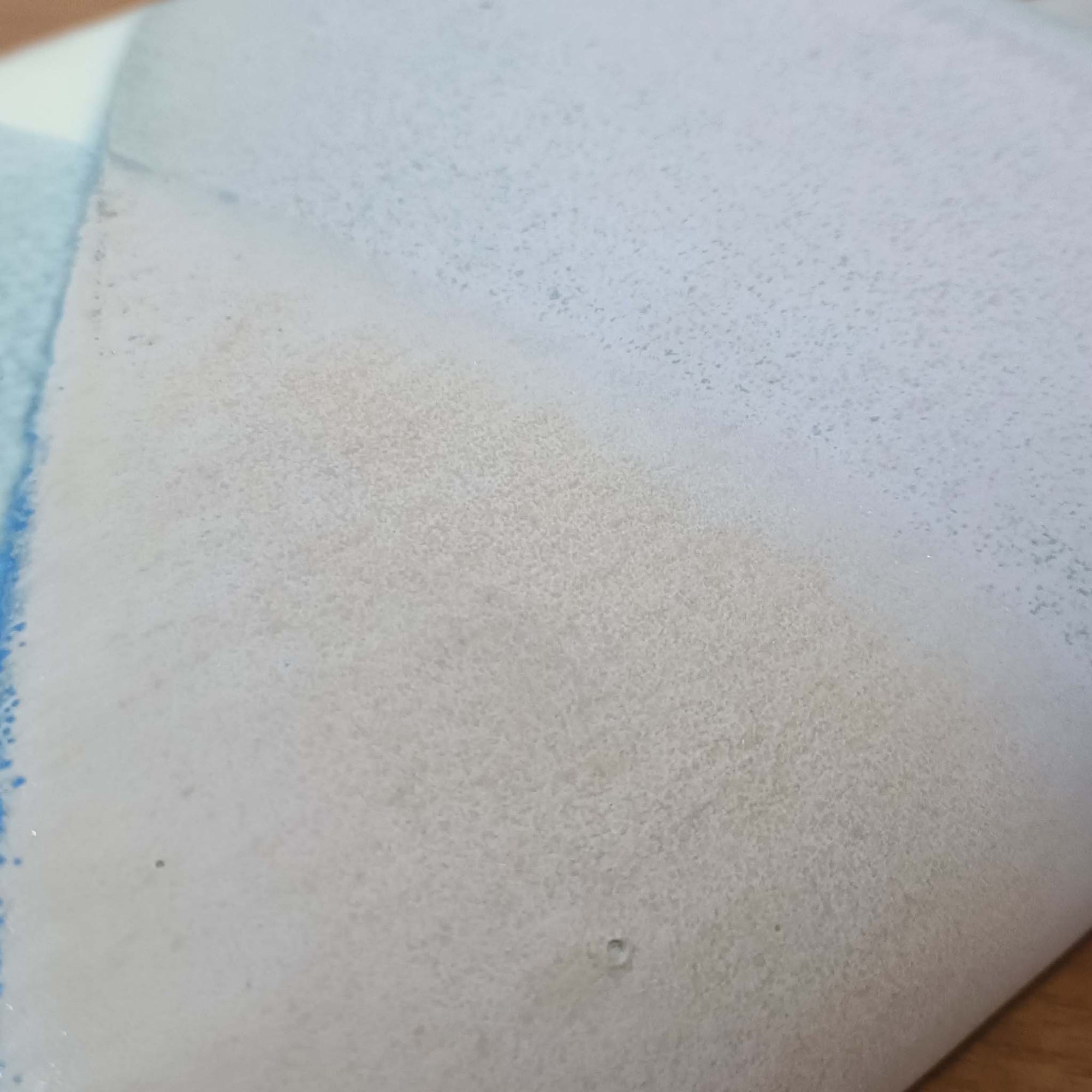 こちらのテーブルランプは、陶磁器ベースに淡いパープルやブルーを溶け合わせたような独特の釉薬表情が魅力で、ビンテージならではの柔らかなグラデーションが優しい存在感を放つ一品です。細く立ち上がる支柱にリネンシェードを組み合わせたシンプルな構造は安定感があり、点灯時にはシェード越しに温かく穏やかな光が広がります。高さ46cmと扱いやすいサイズで、ベッドサイドやリビングのサイドテーブルにも取り入れやすく、北欧らしい静かな色彩と経年の味わいを楽しめるビンテージ照明です。