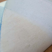 こちらのテーブルランプは、陶磁器ベースに淡いパープルやブルーを溶け合わせたような独特の釉薬表情が魅力で、ビンテージならではの柔らかなグラデーションが優しい存在感を放つ一品です。細く立ち上がる支柱にリネンシェードを組み合わせたシンプルな構造は安定感があり、点灯時にはシェード越しに温かく穏やかな光が広がります。高さ46cmと扱いやすいサイズで、ベッドサイドやリビングのサイドテーブルにも取り入れやすく、北欧らしい静かな色彩と経年の味わいを楽しめるビンテージ照明です。