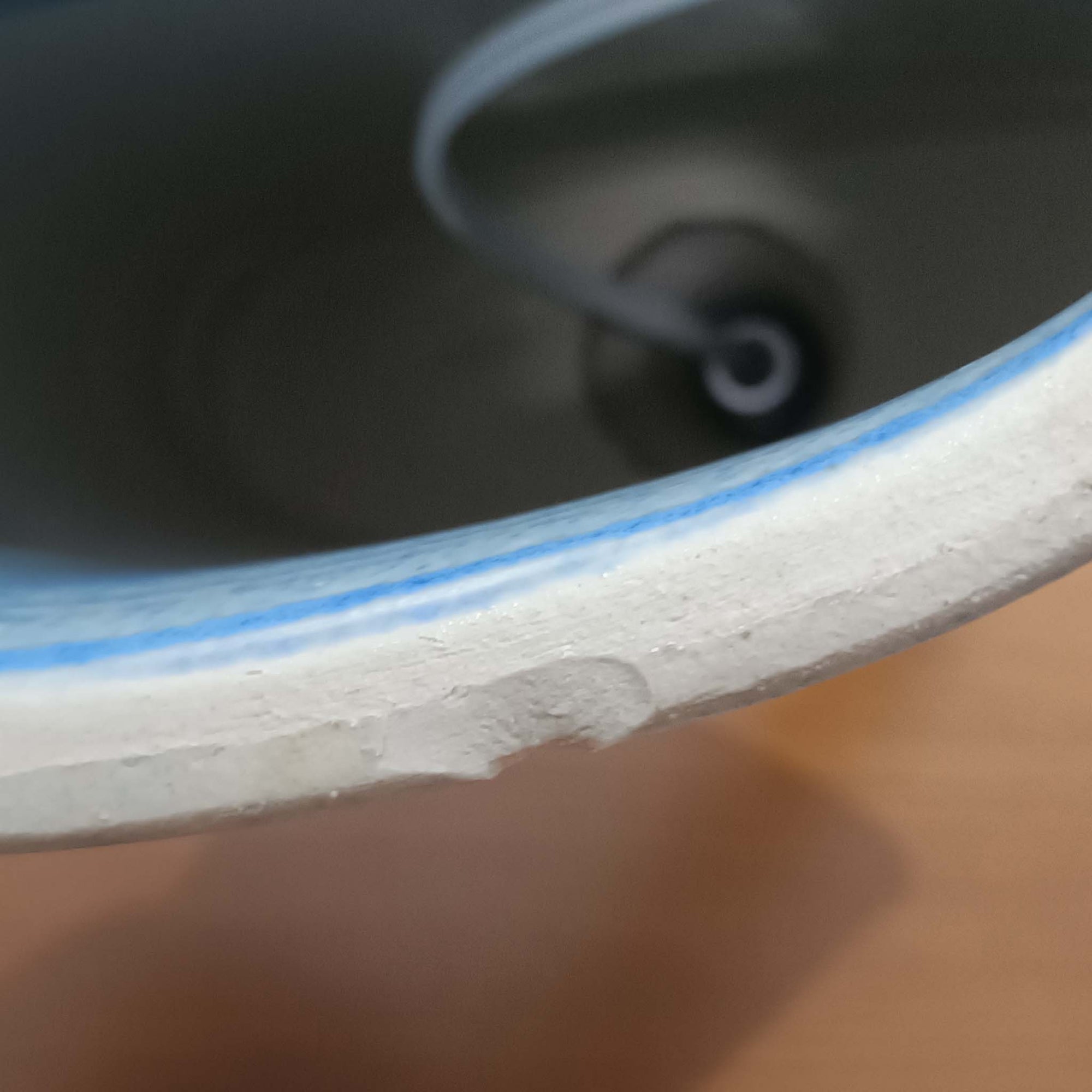 こちらのテーブルランプは、陶磁器ベースに淡いパープルやブルーを溶け合わせたような独特の釉薬表情が魅力で、ビンテージならではの柔らかなグラデーションが優しい存在感を放つ一品です。細く立ち上がる支柱にリネンシェードを組み合わせたシンプルな構造は安定感があり、点灯時にはシェード越しに温かく穏やかな光が広がります。高さ46cmと扱いやすいサイズで、ベッドサイドやリビングのサイドテーブルにも取り入れやすく、北欧らしい静かな色彩と経年の味わいを楽しめるビンテージ照明です。