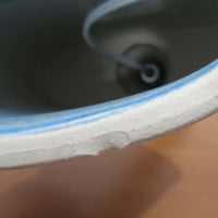 こちらのテーブルランプは、陶磁器ベースに淡いパープルやブルーを溶け合わせたような独特の釉薬表情が魅力で、ビンテージならではの柔らかなグラデーションが優しい存在感を放つ一品です。細く立ち上がる支柱にリネンシェードを組み合わせたシンプルな構造は安定感があり、点灯時にはシェード越しに温かく穏やかな光が広がります。高さ46cmと扱いやすいサイズで、ベッドサイドやリビングのサイドテーブルにも取り入れやすく、北欧らしい静かな色彩と経年の味わいを楽しめるビンテージ照明です。