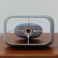 こちらのテーブルランプは、陶磁器ベースに淡いパープルやブルーを溶け合わせたような独特の釉薬表情が魅力で、ビンテージならではの柔らかなグラデーションが優しい存在感を放つ一品です。細く立ち上がる支柱にリネンシェードを組み合わせたシンプルな構造は安定感があり、点灯時にはシェード越しに温かく穏やかな光が広がります。高さ46cmと扱いやすいサイズで、ベッドサイドやリビングのサイドテーブルにも取り入れやすく、北欧らしい静かな色彩と経年の味わいを楽しめるビンテージ照明です。