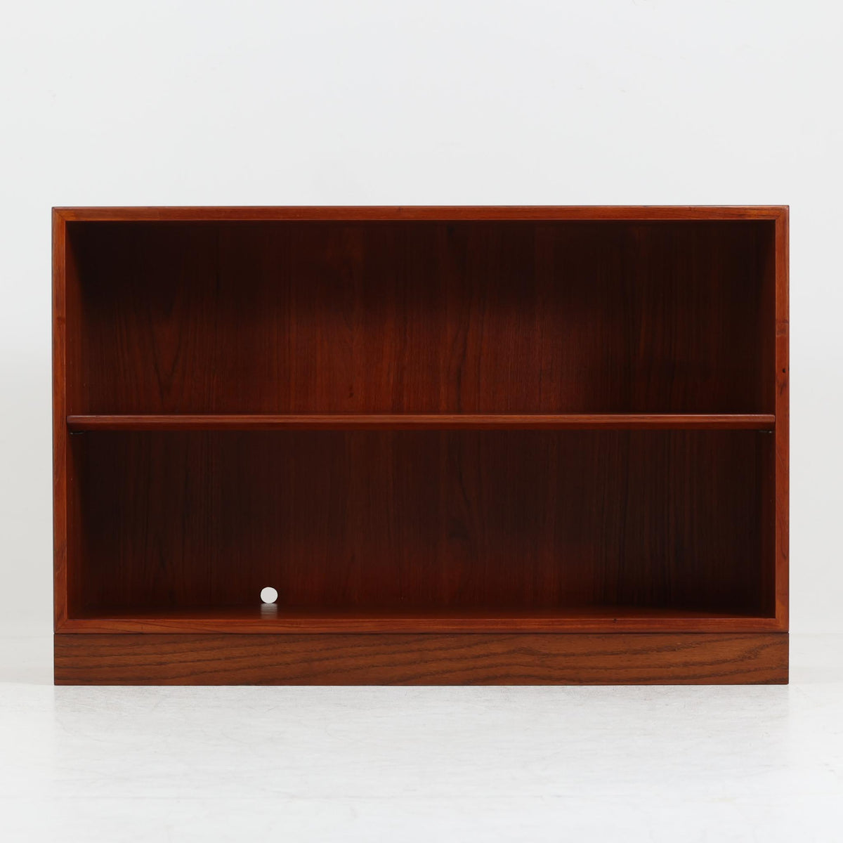 Borge Mogensen（ボーエ・モーエンセン）がデザインし、Soborg Mobler（ソボー・モブラー）が製造を手掛けたチーク材のローブックシェルフです。無駄を省いた端正な箱型のフォルムに、チーク材の美しい木目と落ち着いた色合いが映えるシンプルな佇まいが魅力。高さを抑えた設計で圧迫感が少なく、本やレコード、オブジェなどの収納・ディスプレイに活躍します。使い込まれた木部の風合いからも、北欧ビンテージならではの趣と上質な存在感を感じられる一品です。