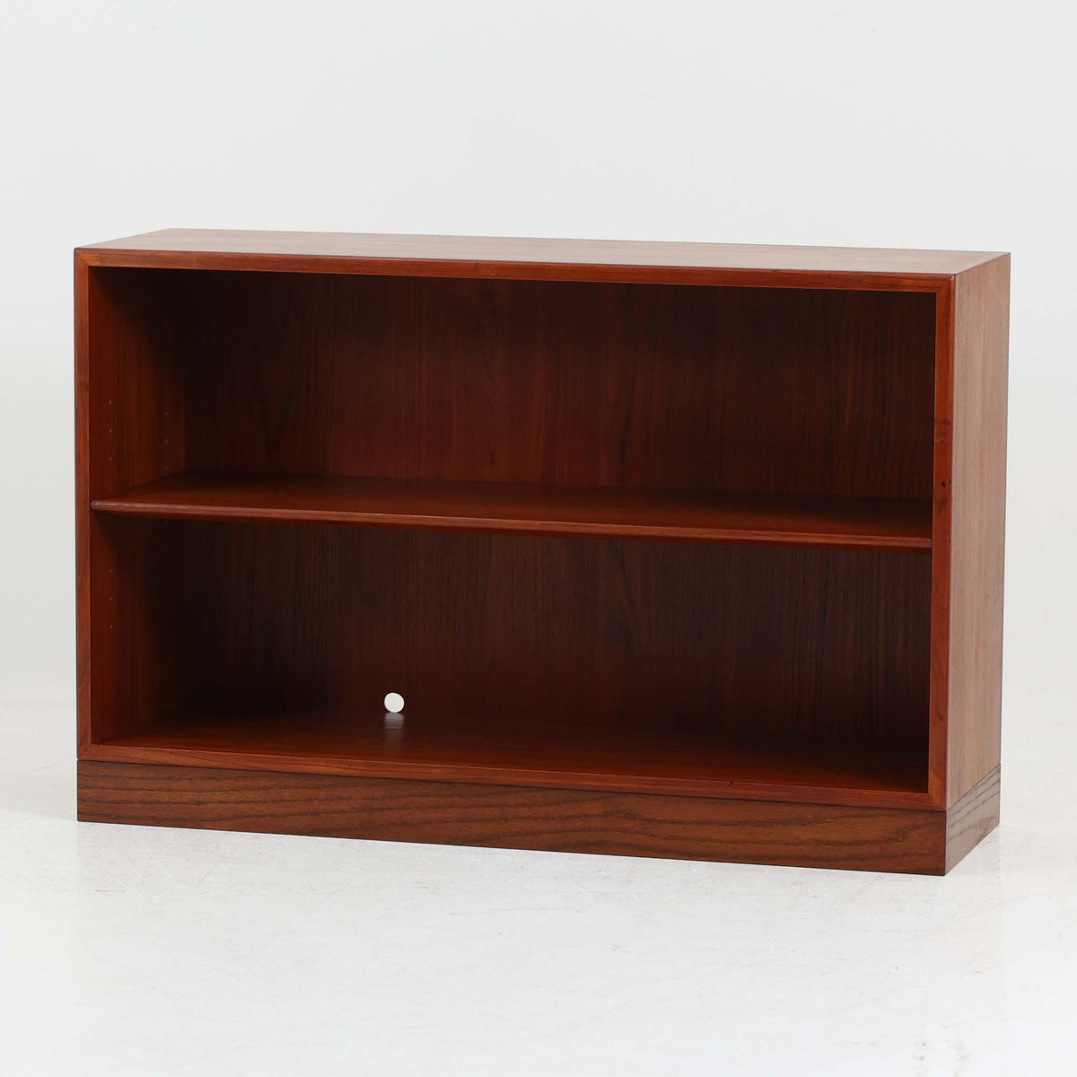 Borge Mogensen（ボーエ・モーエンセン）がデザインし、Soborg Mobler（ソボー・モブラー）が製造を手掛けたチーク材のローブックシェルフです。無駄を省いた端正な箱型のフォルムに、チーク材の美しい木目と落ち着いた色合いが映えるシンプルな佇まいが魅力。高さを抑えた設計で圧迫感が少なく、本やレコード、オブジェなどの収納・ディスプレイに活躍します。使い込まれた木部の風合いからも、北欧ビンテージならではの趣と上質な存在感を感じられる一品です。