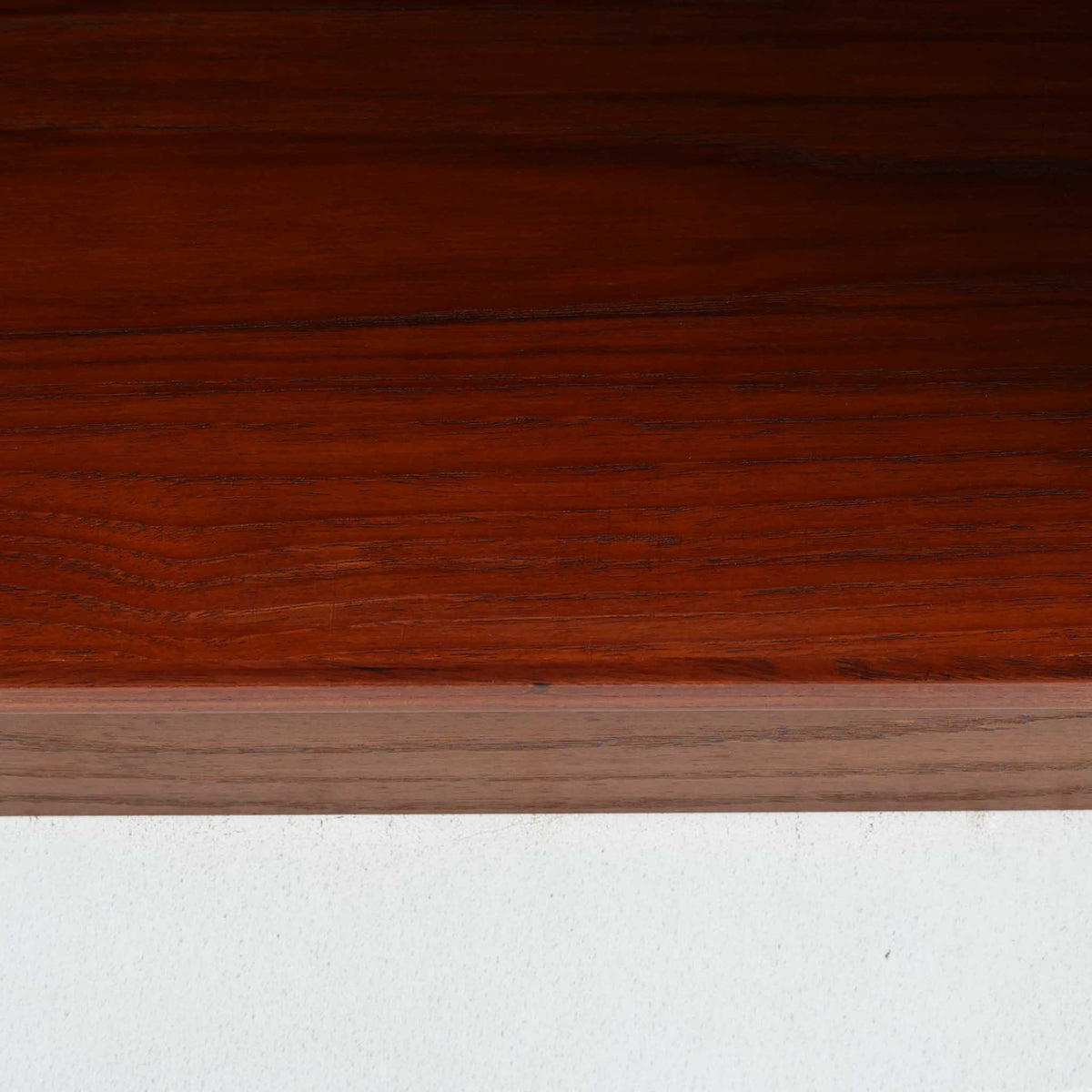 Borge Mogensen（ボーエ・モーエンセン）がデザインし、Soborg Mobler（ソボー・モブラー）が製造を手掛けたチーク材のローブックシェルフです。無駄を省いた端正な箱型のフォルムに、チーク材の美しい木目と落ち着いた色合いが映えるシンプルな佇まいが魅力。高さを抑えた設計で圧迫感が少なく、本やレコード、オブジェなどの収納・ディスプレイに活躍します。使い込まれた木部の風合いからも、北欧ビンテージならではの趣と上質な存在感を感じられる一品です。
