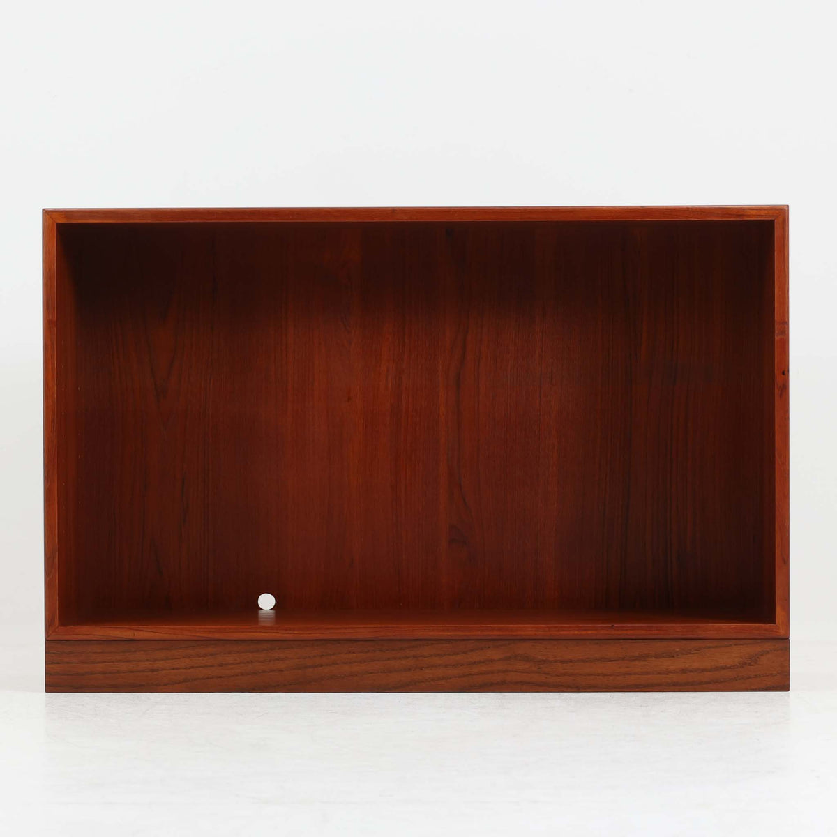 Borge Mogensen（ボーエ・モーエンセン）がデザインし、Soborg Mobler（ソボー・モブラー）が製造を手掛けたチーク材のローブックシェルフです。無駄を省いた端正な箱型のフォルムに、チーク材の美しい木目と落ち着いた色合いが映えるシンプルな佇まいが魅力。高さを抑えた設計で圧迫感が少なく、本やレコード、オブジェなどの収納・ディスプレイに活躍します。使い込まれた木部の風合いからも、北欧ビンテージならではの趣と上質な存在感を感じられる一品です。