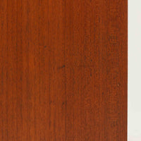 Borge Mogensen（ボーエ・モーエンセン）がデザインし、Soborg Mobler（ソボー・モブラー）が製造を手掛けたチーク材のローブックシェルフです。無駄を省いた端正な箱型のフォルムに、チーク材の美しい木目と落ち着いた色合いが映えるシンプルな佇まいが魅力。高さを抑えた設計で圧迫感が少なく、本やレコード、オブジェなどの収納・ディスプレイに活躍します。使い込まれた木部の風合いからも、北欧ビンテージならではの趣と上質な存在感を感じられる一品です。