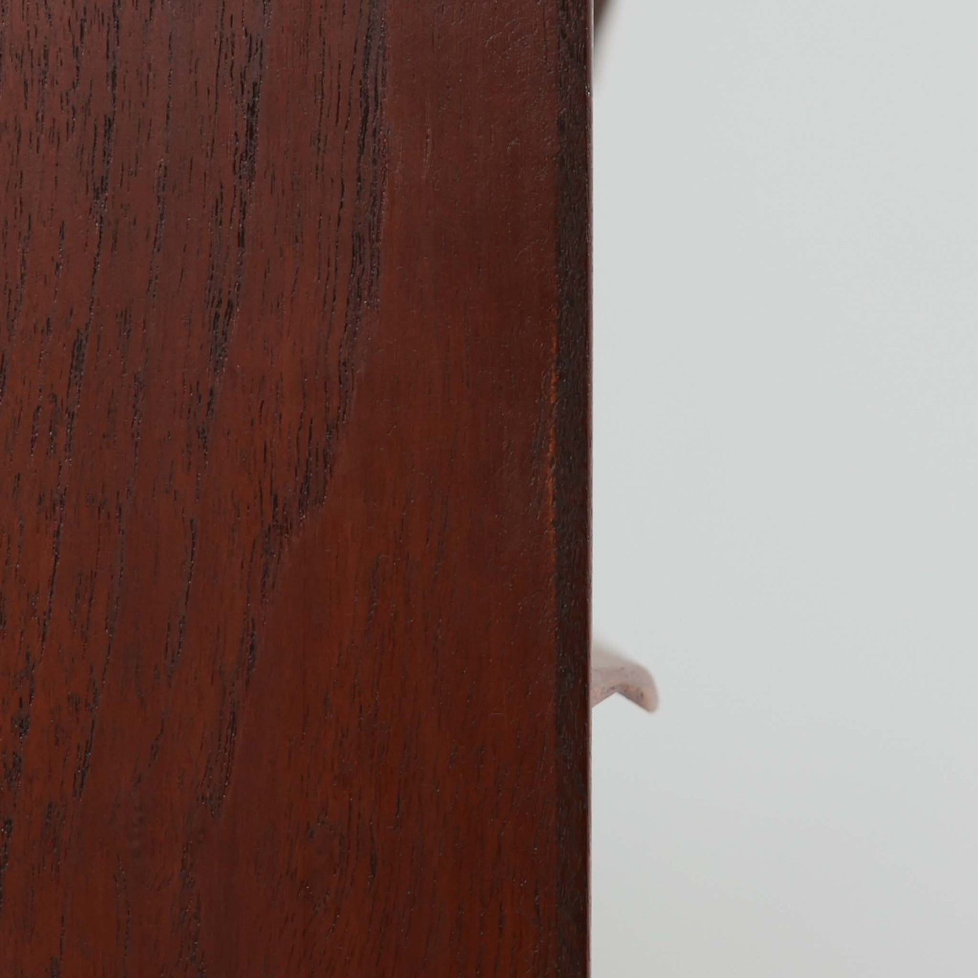 美しい杢目と深みのある色艶が魅力のチーク材を使用したデンマーク製4段チェスト。引き出し前板に現れる印象的な木目と、すっきりとした直線的なフォルム、先細りの脚部が北欧らしい洗練された佇まいを演出しています。4段の収納を備え衣類や小物を整理しやすく、リビングや寝室にも取り入れやすい一台。経年変化によって増した風合いが、ビンテージ家具ならではの存在感と温もりを空間にもたらします。
