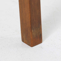 スウェーデン製のこちらのサイドチェストは、チーク材の美しい木目とビーチ材の脚部を組み合わせた軽やかな構成が魅力で、前板にあしらわれたゴールド色のメタルの取手が上品なアクセントを添える北欧ビンテージ品です。引き出しに加えて下段にはオープンシェルフが設けられ、ベッドサイドやリビングのサイドテーブルとして実用性高くお使いいただけます。細身のフレームでありながらしっかりとした造りで、経年により深まった木肌の風合いが空間に温かさと落ち着きをもたらす一台です。