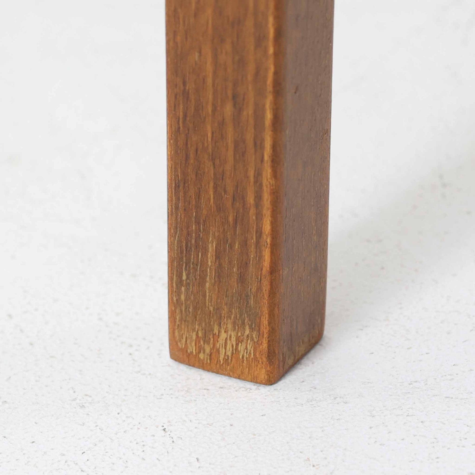 スウェーデン製のこちらのサイドチェストは、チーク材の美しい木目とビーチ材の脚部を組み合わせた軽やかな構成が魅力で、前板にあしらわれたゴールド色のメタルの取手が上品なアクセントを添える北欧ビンテージ品です。引き出しに加えて下段にはオープンシェルフが設けられ、ベッドサイドやリビングのサイドテーブルとして実用性高くお使いいただけます。細身のフレームでありながらしっかりとした造りで、経年により深まった木肌の風合いが空間に温かさと落ち着きをもたらす一台です。