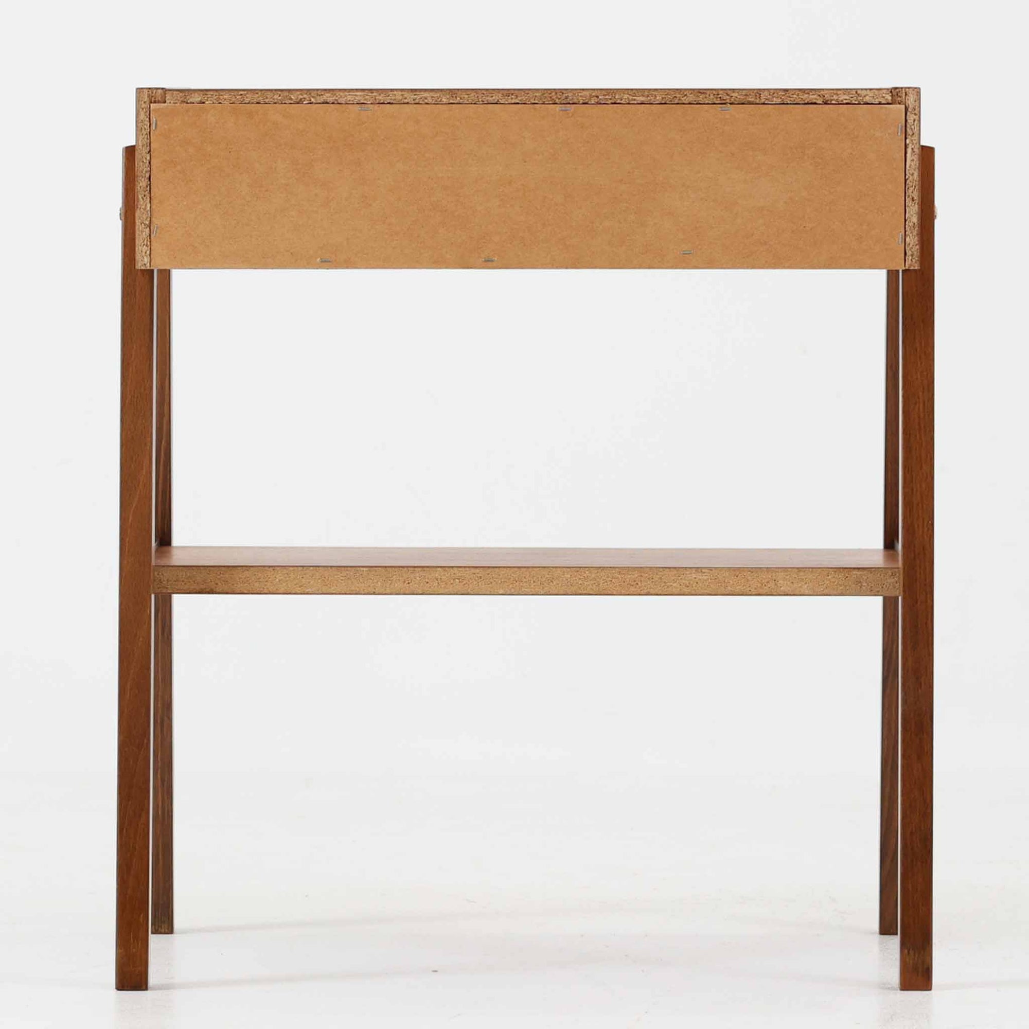 スウェーデン製のこちらのサイドチェストは、チーク材の美しい木目とビーチ材の脚部を組み合わせた軽やかな構成が魅力で、前板にあしらわれたゴールド色のメタルの取手が上品なアクセントを添える北欧ビンテージ品です。引き出しに加えて下段にはオープンシェルフが設けられ、ベッドサイドやリビングのサイドテーブルとして実用性高くお使いいただけます。細身のフレームでありながらしっかりとした造りで、経年により深まった木肌の風合いが空間に温かさと落ち着きをもたらす一台です。