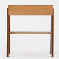 スウェーデン製のこちらのサイドチェストは、チーク材の美しい木目とビーチ材の脚部を組み合わせた軽やかな構成が魅力で、前板にあしらわれたゴールド色のメタルの取手が上品なアクセントを添える北欧ビンテージ品です。引き出しに加えて下段にはオープンシェルフが設けられ、ベッドサイドやリビングのサイドテーブルとして実用性高くお使いいただけます。細身のフレームでありながらしっかりとした造りで、経年により深まった木肌の風合いが空間に温かさと落ち着きをもたらす一台です。