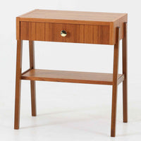 スウェーデン製のこちらのサイドチェストは、チーク材の美しい木目とビーチ材の脚部を組み合わせた軽やかな構成が魅力で、前板にあしらわれたゴールド色のメタルの取手が上品なアクセントを添える北欧ビンテージ品です。引き出しに加えて下段にはオープンシェルフが設けられ、ベッドサイドやリビングのサイドテーブルとして実用性高くお使いいただけます。細身のフレームでありながらしっかりとした造りで、経年により深まった木肌の風合いが空間に温かさと落ち着きをもたらす一台です。