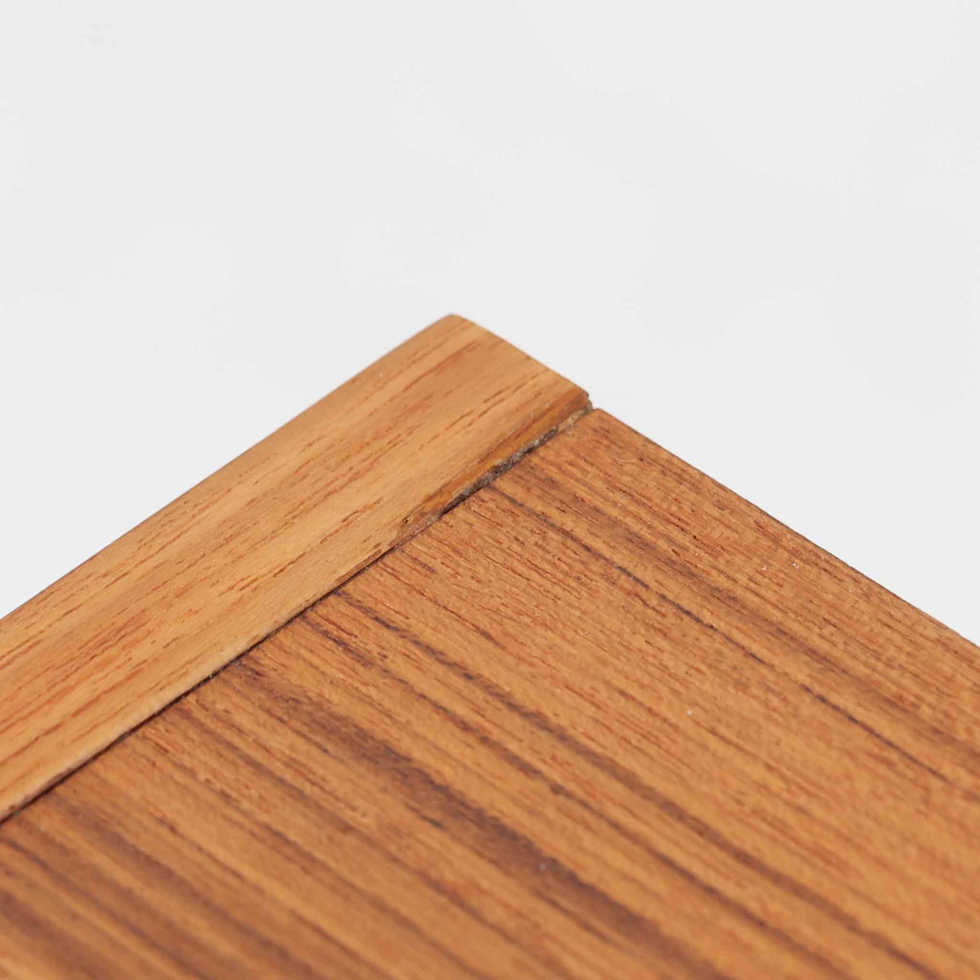 スウェーデン製のこちらのサイドチェストは、チーク材の美しい木目とビーチ材の脚部を組み合わせた軽やかな構成が魅力で、前板にあしらわれたゴールド色のメタルの取手が上品なアクセントを添える北欧ビンテージ品です。引き出しに加えて下段にはオープンシェルフが設けられ、ベッドサイドやリビングのサイドテーブルとして実用性高くお使いいただけます。細身のフレームでありながらしっかりとした造りで、経年により深まった木肌の風合いが空間に温かさと落ち着きをもたらす一台です。