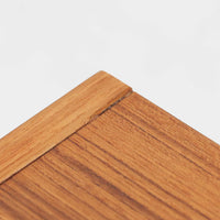 スウェーデン製のこちらのサイドチェストは、チーク材の美しい木目とビーチ材の脚部を組み合わせた軽やかな構成が魅力で、前板にあしらわれたゴールド色のメタルの取手が上品なアクセントを添える北欧ビンテージ品です。引き出しに加えて下段にはオープンシェルフが設けられ、ベッドサイドやリビングのサイドテーブルとして実用性高くお使いいただけます。細身のフレームでありながらしっかりとした造りで、経年により深まった木肌の風合いが空間に温かさと落ち着きをもたらす一台です。