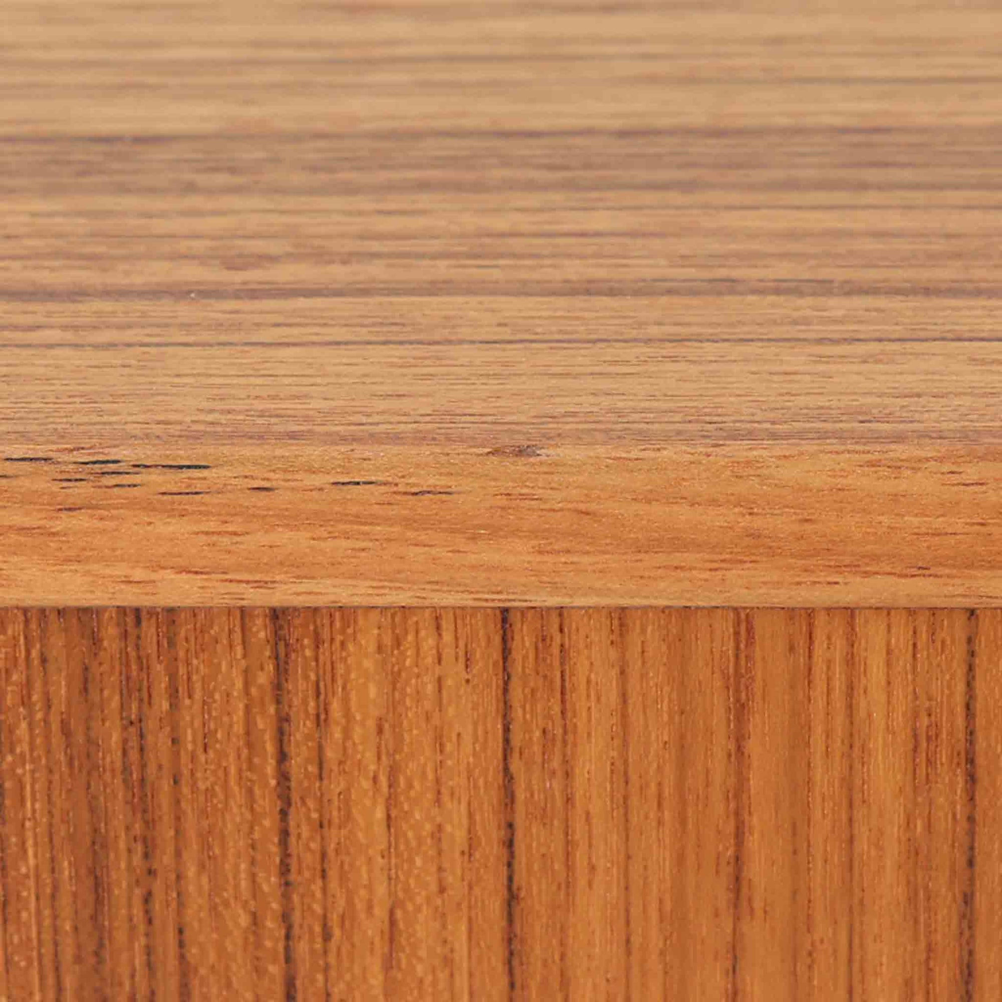 スウェーデン製のこちらのサイドチェストは、チーク材の美しい木目とビーチ材の脚部を組み合わせた軽やかな構成が魅力で、前板にあしらわれたゴールド色のメタルの取手が上品なアクセントを添える北欧ビンテージ品です。引き出しに加えて下段にはオープンシェルフが設けられ、ベッドサイドやリビングのサイドテーブルとして実用性高くお使いいただけます。細身のフレームでありながらしっかりとした造りで、経年により深まった木肌の風合いが空間に温かさと落ち着きをもたらす一台です。