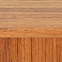 スウェーデン製のこちらのサイドチェストは、チーク材の美しい木目とビーチ材の脚部を組み合わせた軽やかな構成が魅力で、前板にあしらわれたゴールド色のメタルの取手が上品なアクセントを添える北欧ビンテージ品です。引き出しに加えて下段にはオープンシェルフが設けられ、ベッドサイドやリビングのサイドテーブルとして実用性高くお使いいただけます。細身のフレームでありながらしっかりとした造りで、経年により深まった木肌の風合いが空間に温かさと落ち着きをもたらす一台です。