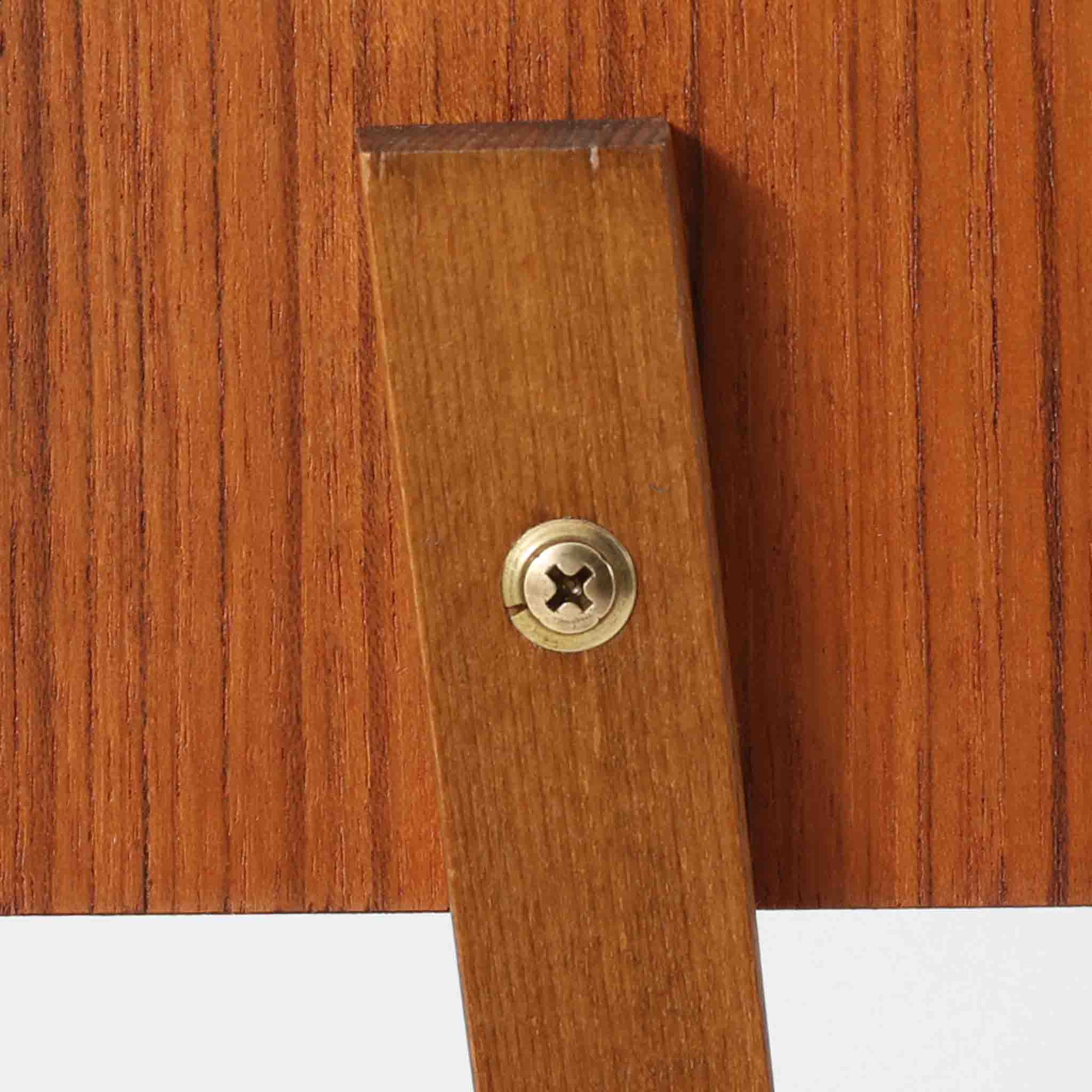 スウェーデン製のこちらのサイドチェストは、チーク材の美しい木目とビーチ材の脚部を組み合わせた軽やかな構成が魅力で、前板にあしらわれたゴールド色のメタルの取手が上品なアクセントを添える北欧ビンテージ品です。引き出しに加えて下段にはオープンシェルフが設けられ、ベッドサイドやリビングのサイドテーブルとして実用性高くお使いいただけます。細身のフレームでありながらしっかりとした造りで、経年により深まった木肌の風合いが空間に温かさと落ち着きをもたらす一台です。